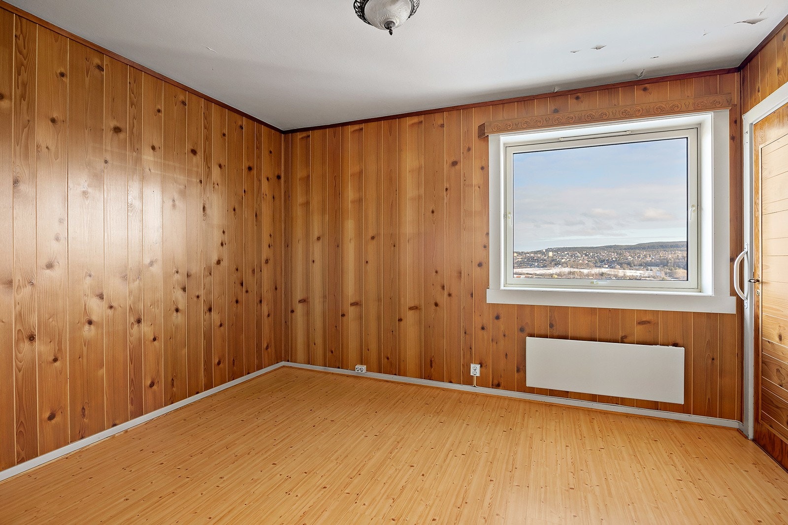 Lyst og luftig soverom av god størrelse. Her er det god plass til dobbeltseng, nattbord og garderobeløsninger. Galleribilde