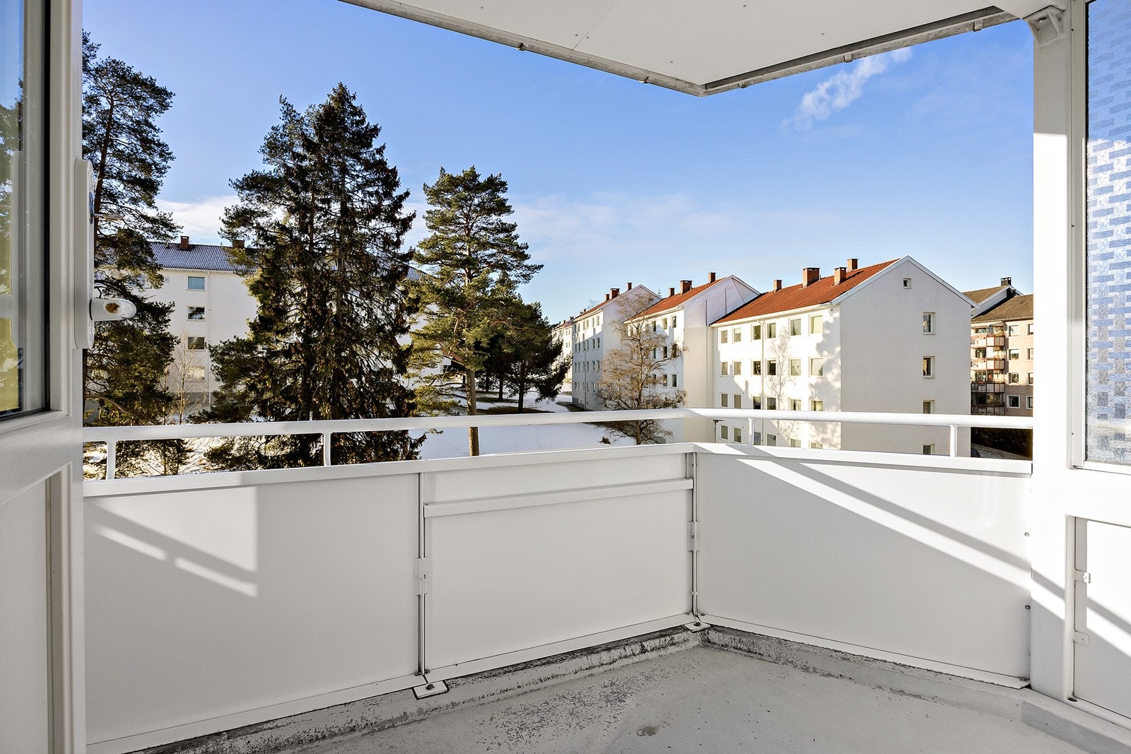 Adkomst fra stue til en sydvendt balkong på ca. 7 m² med gode solforhold. Galleribilde