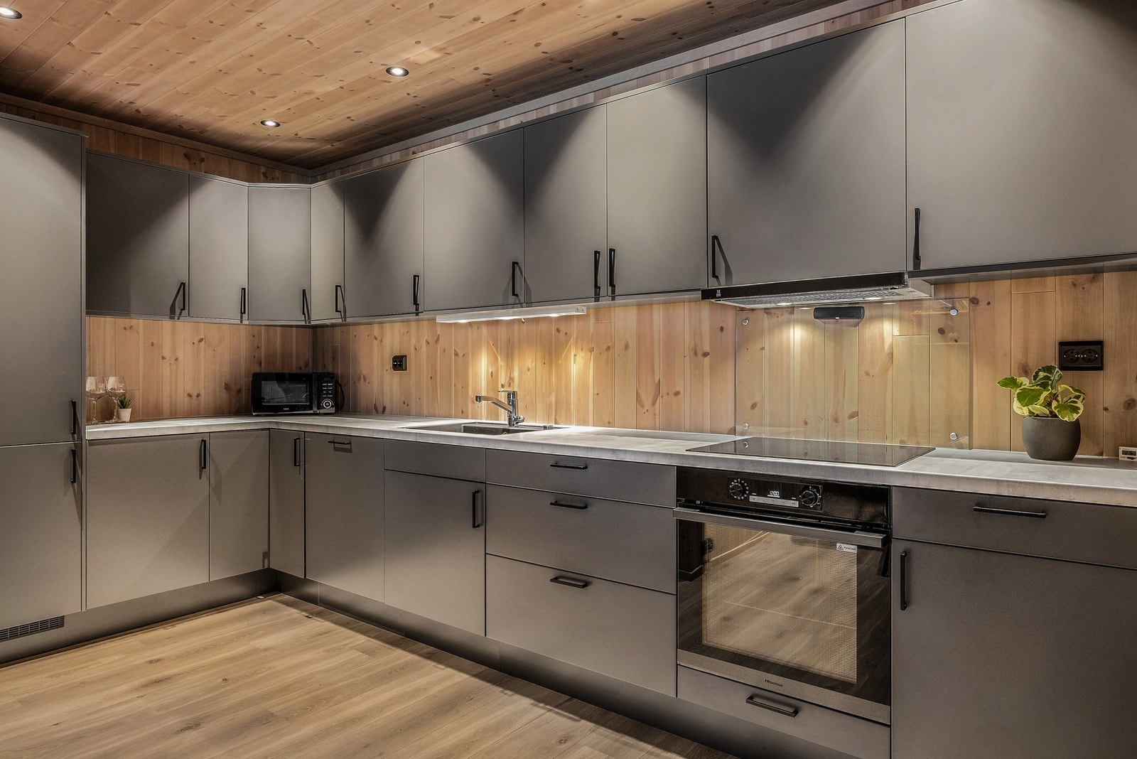 Tidsriktig kjøkken med funksjonelle løsninger Galleribilde