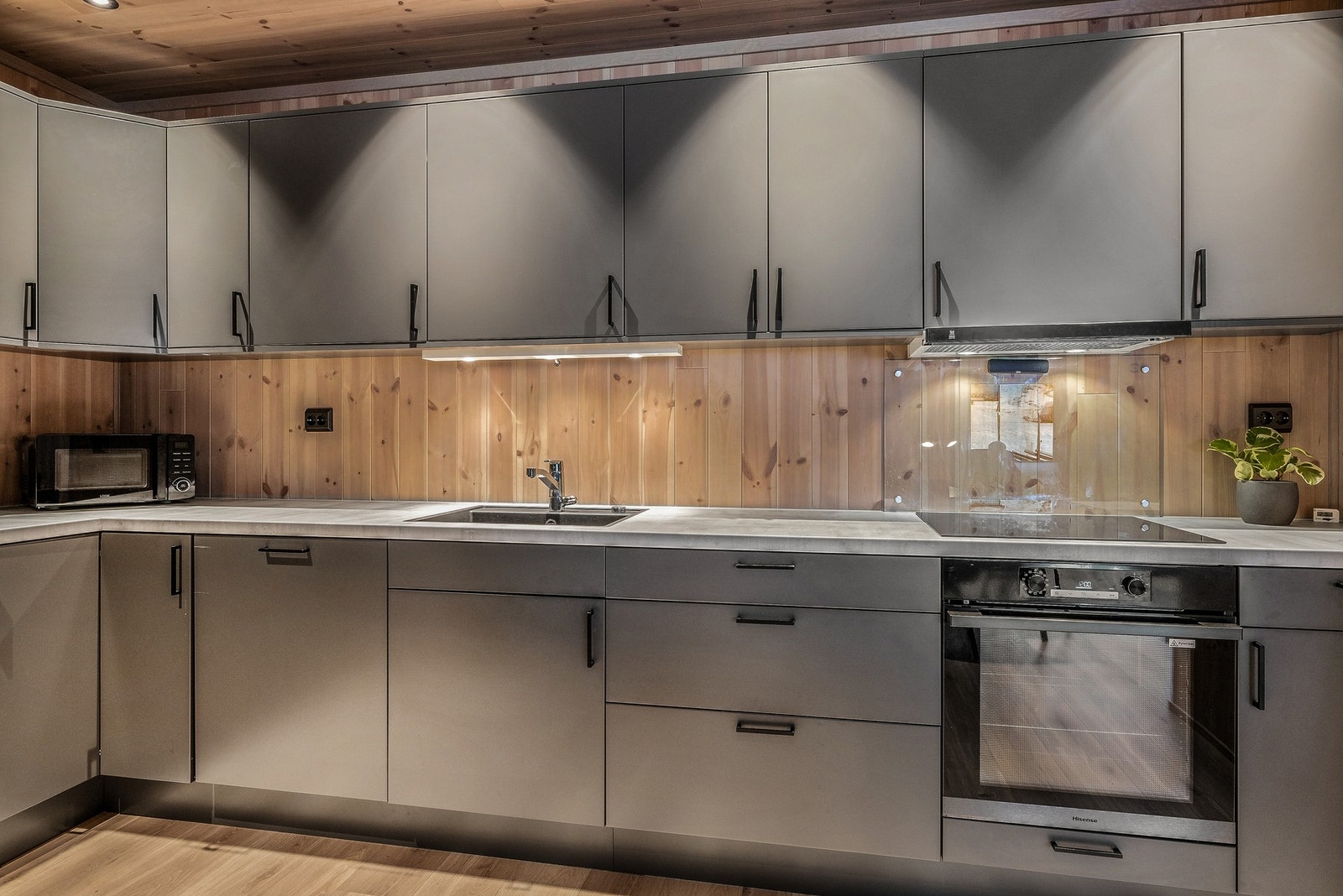 Rikelig med plass til matlaging og oppbevaring Galleribilde