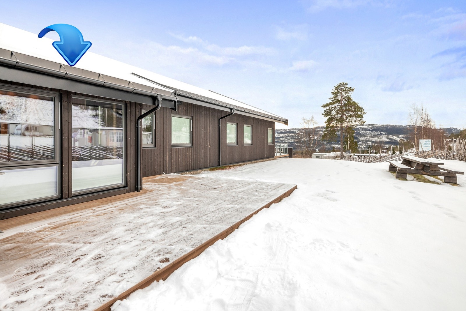 Romslig markterrasse med muligheter for møblering Galleribilde