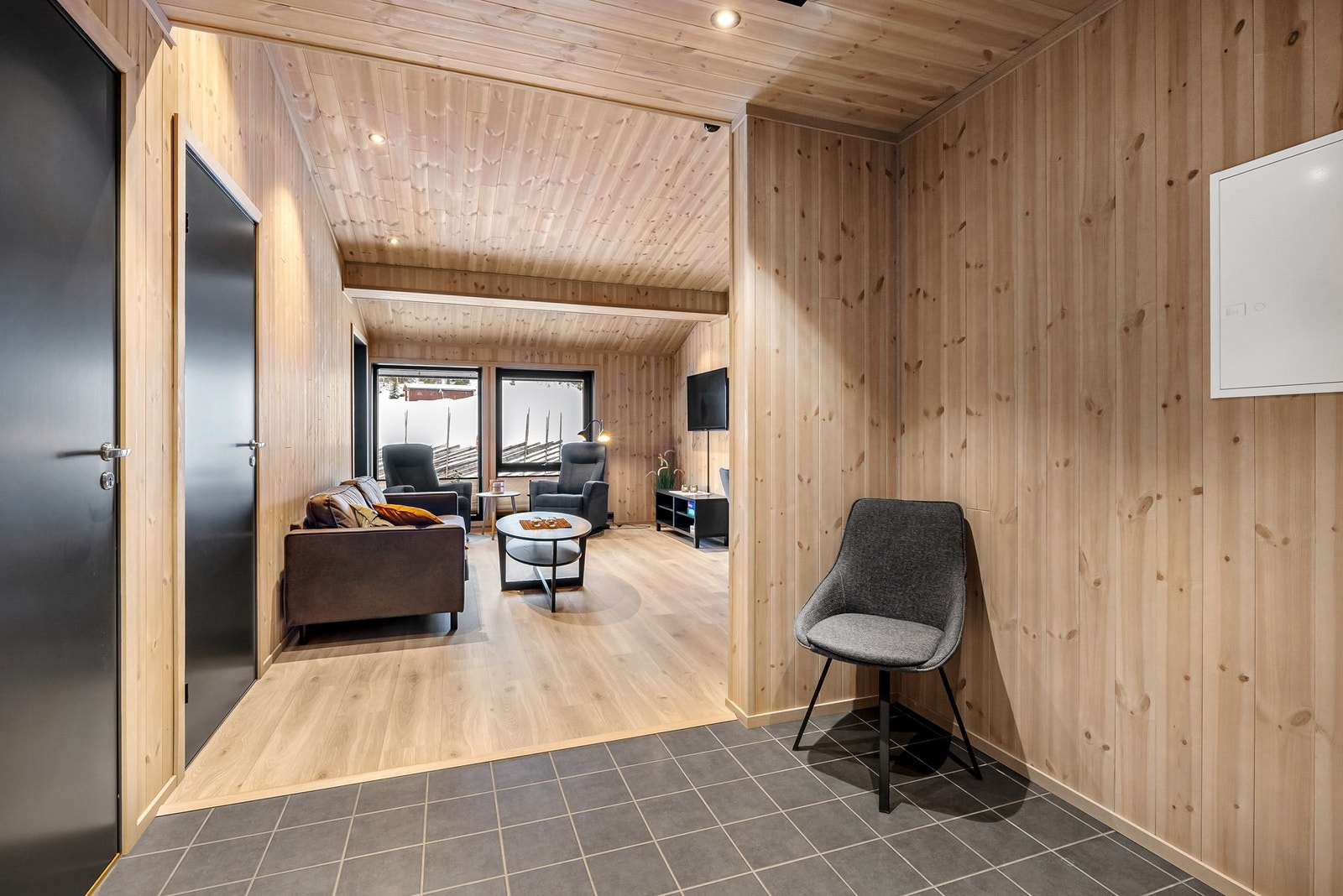 Leiligheten består av gang, stue/kjøkken, 2 soverom, bad og bod Galleribilde