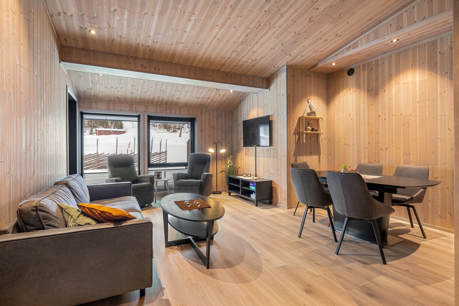 Leiligheten er moderne og har samtidig et lunt og hjemmekoselig hyttepreg Galleribilde