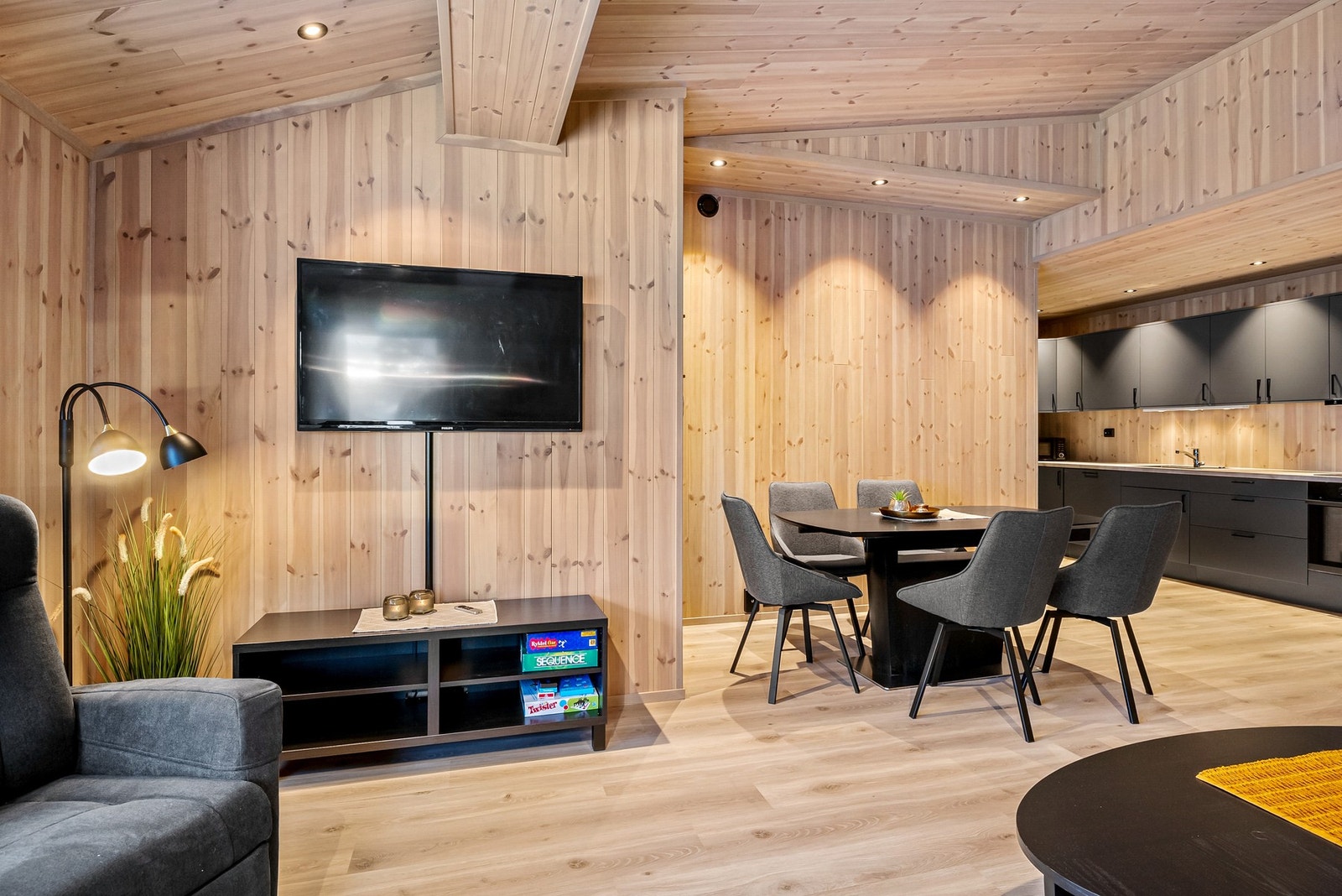 Spotter i himlingen gir et innbydende preg til rommet Galleribilde