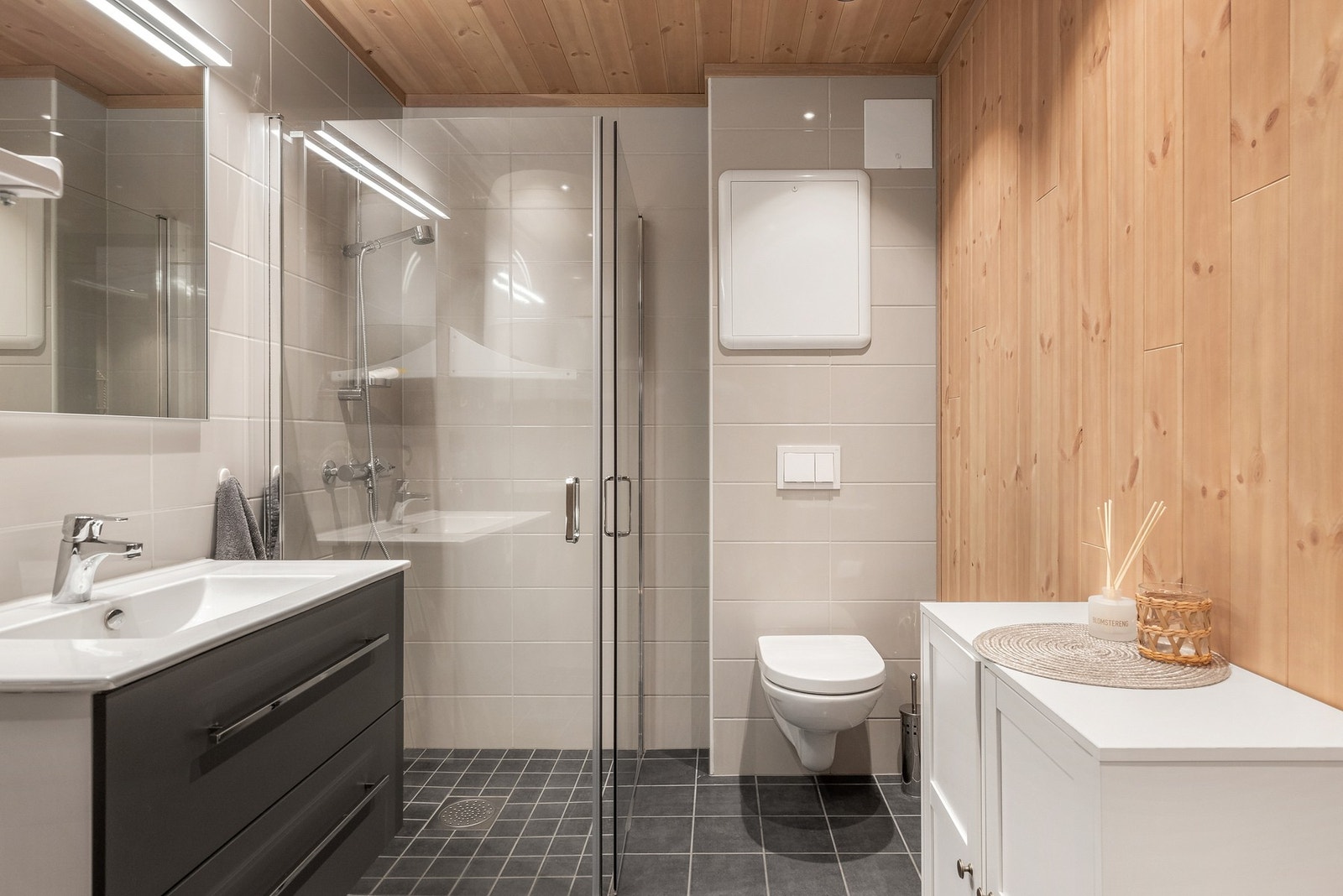 Pent bad i fin kombinasjon av fliser og panelte overflater Galleribilde