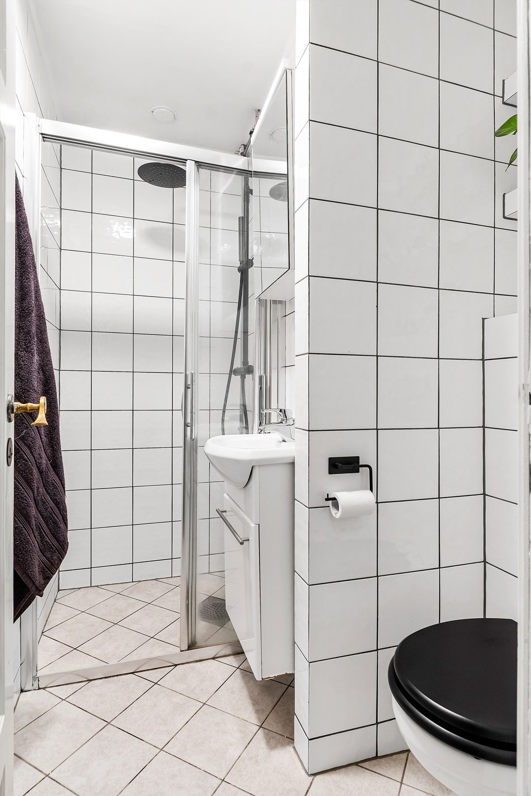 Lyst og pent bad med gulvvarme Galleribilde