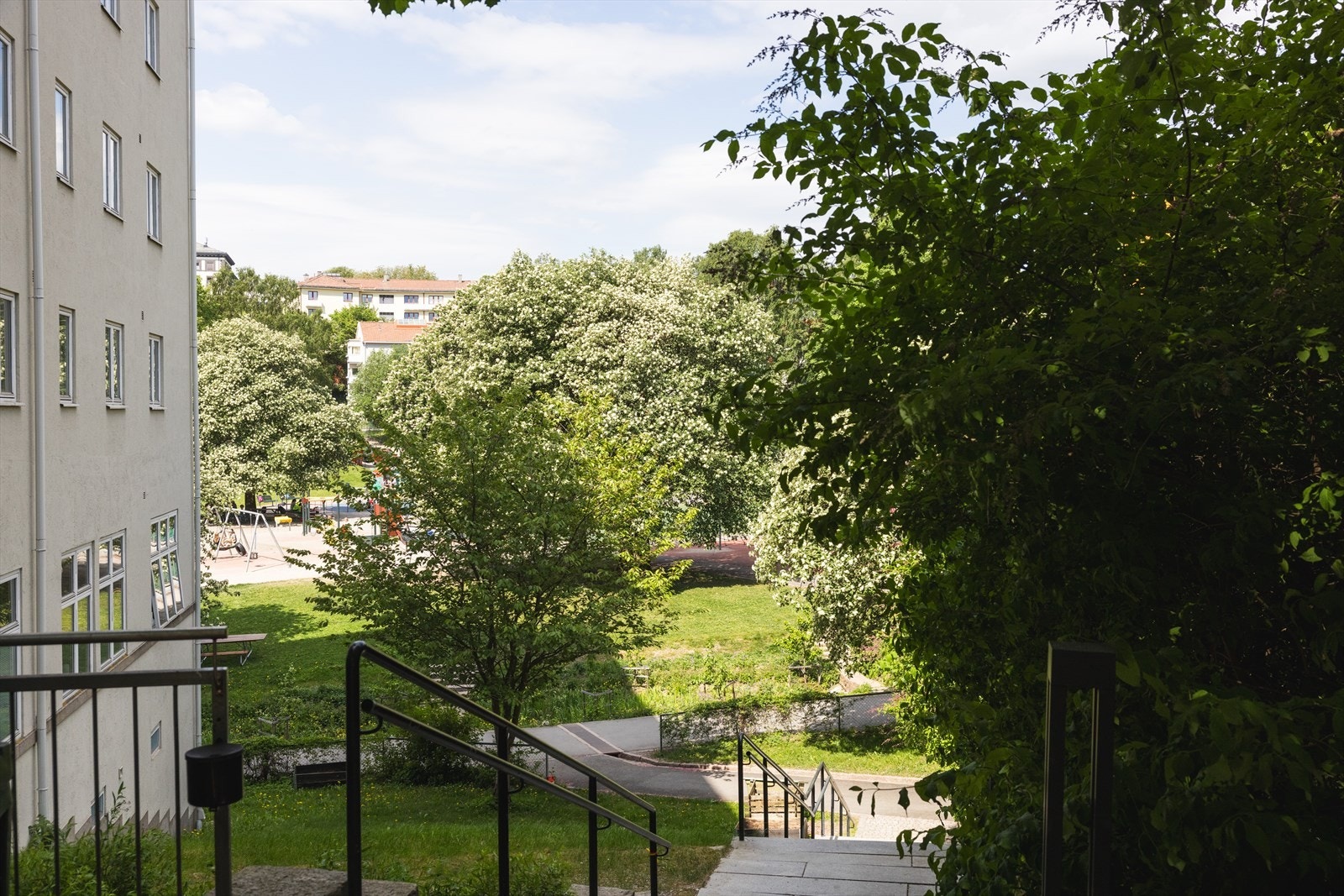 Rett ved leiligheten ligger idylliske Iladalen med flotte grøntområder, sittegrupper og lekeplass. Galleribilde