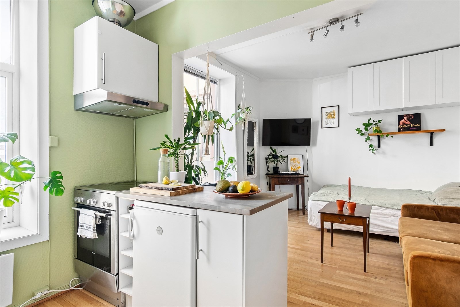 En luftig atmosfære med lysmalte overflater og masse lysinnslipp Galleribilde