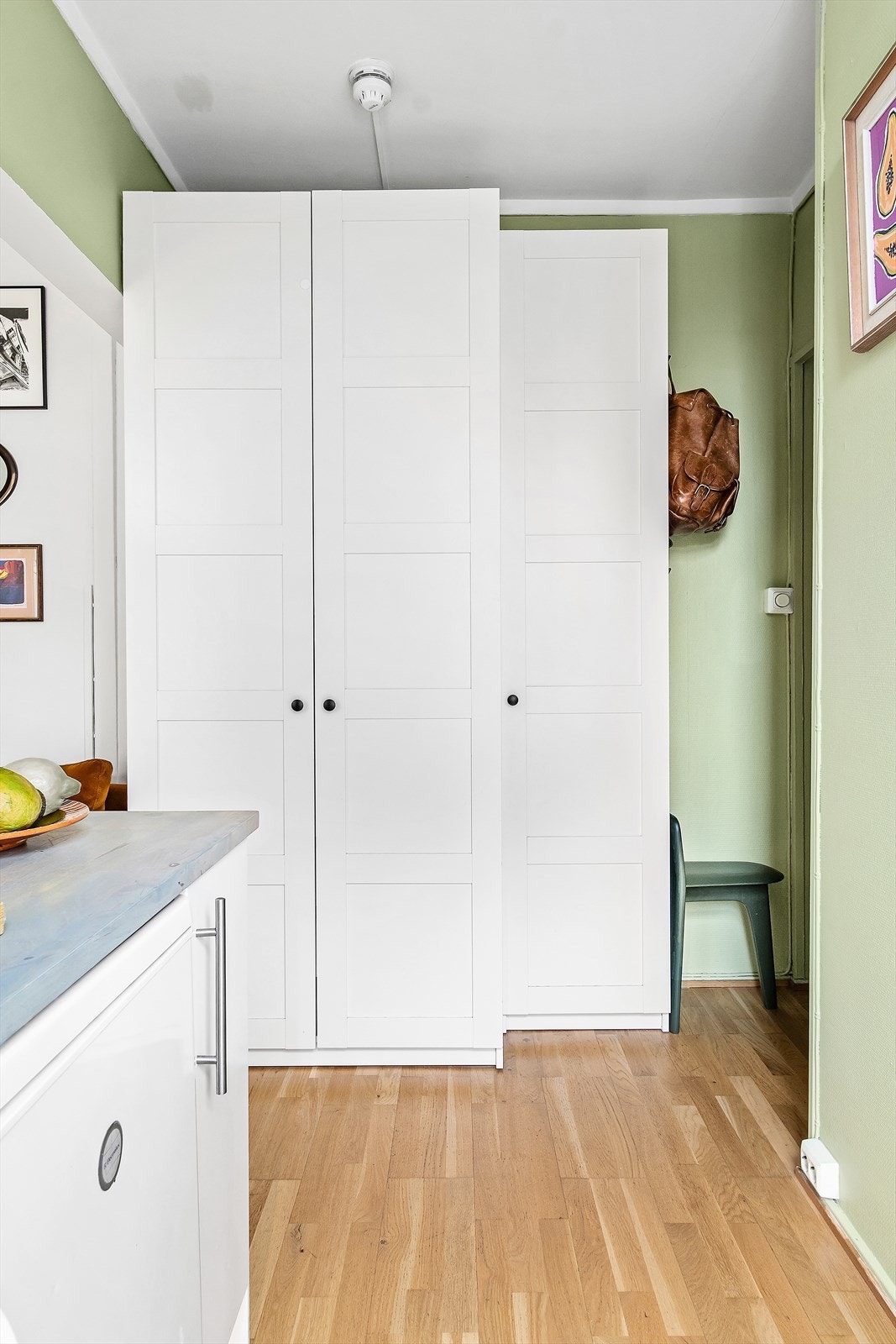 Godt med oppbevaringsplass, i tillegg har du en kjeller- og loftsbod Galleribilde