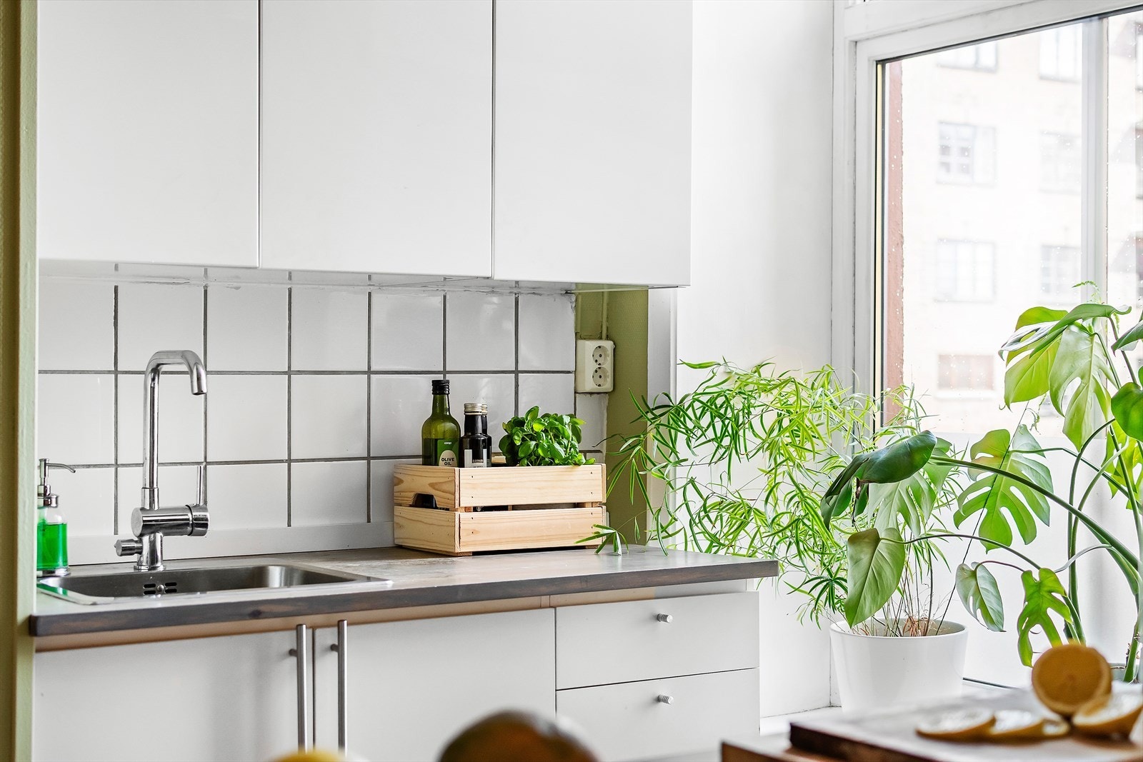 Kjøkkenet er praktisk utnyttet med god skap- og benkeplass Galleribilde