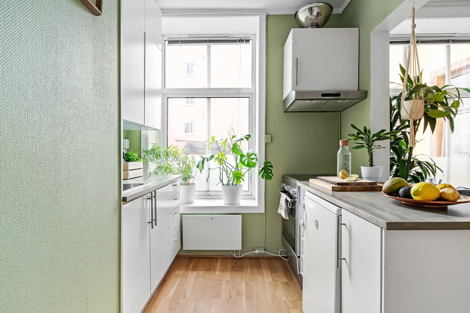 Det er to vinduer i stuen som gir et nydelig lysinnslipp i rommet Galleribilde