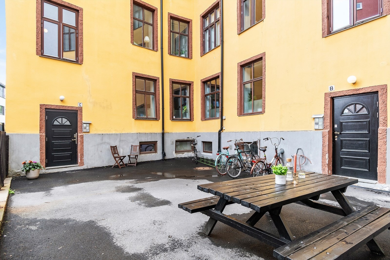 Felles bakgård med sittebenker og sykkelparkering Galleribilde