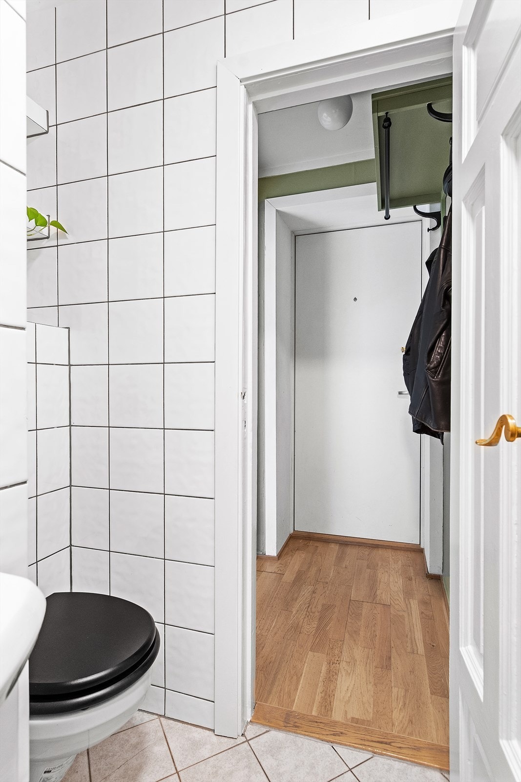 Badet er innredet med lyse fliser på vegger og gulv. Tilgang til fellesvaskeri i kjeller Galleribilde