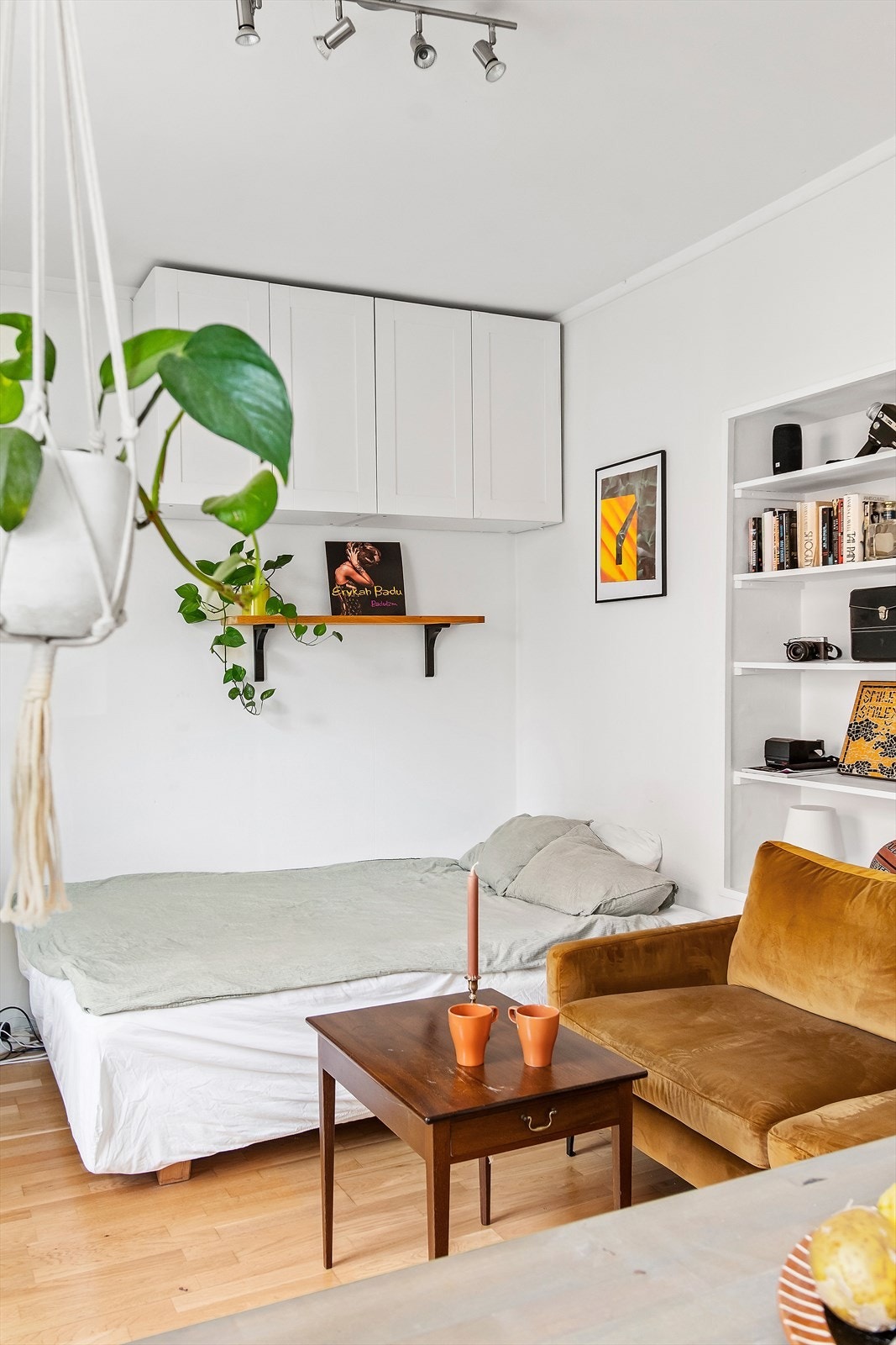 Leiligheten er utrolig lys med god takhøyde på 2,7 meter og store vindusflater Galleribilde