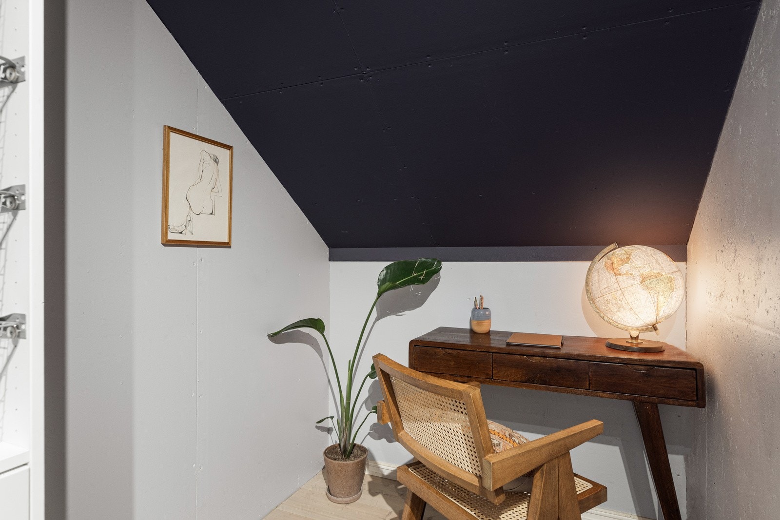 Omkledningsrommet har tidligere blitt brukt som hjemmekontor, med flere strømuttak tilgjengelig. Galleribilde