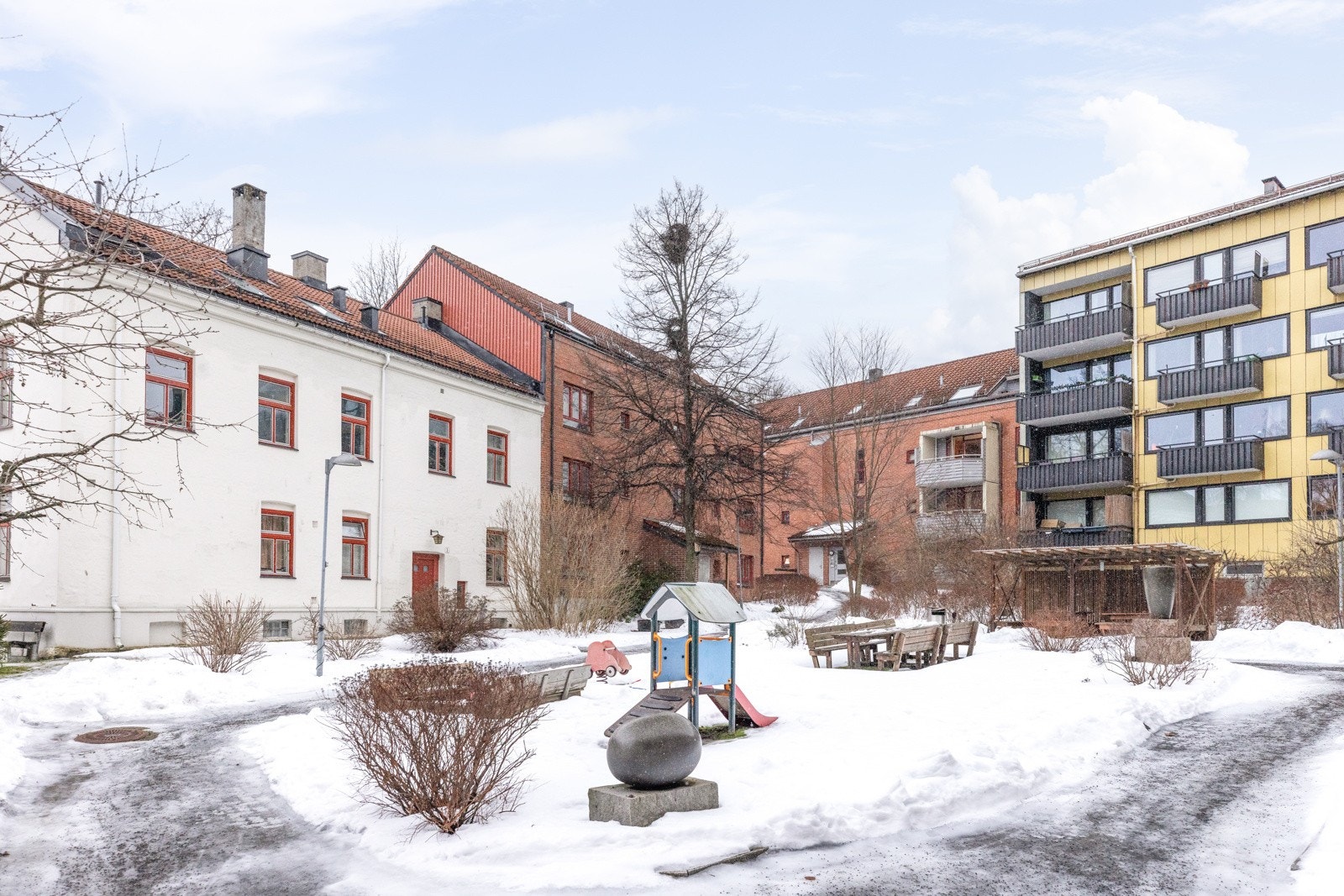 Fellesområdene byr på grøntareal og lekeplass for de små. Galleribilde