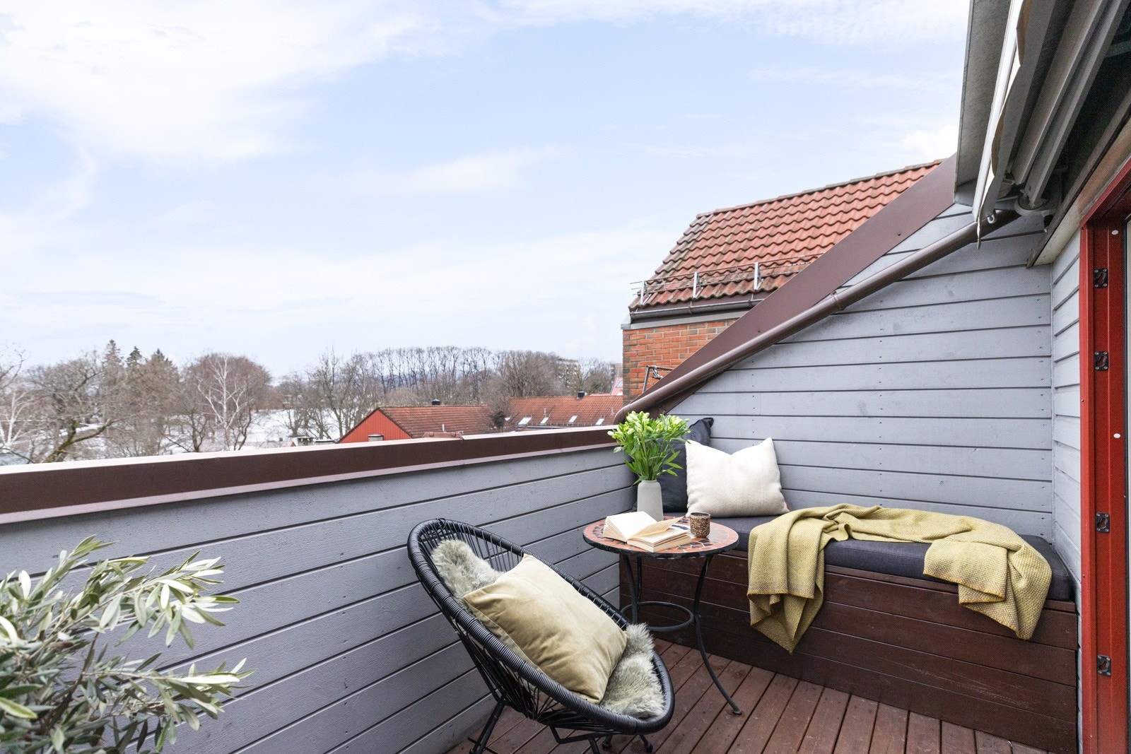 Balkongen er et perfekt sted for avslapning, med plassbygget benk og spesialsydd pute som følger med. Galleribilde