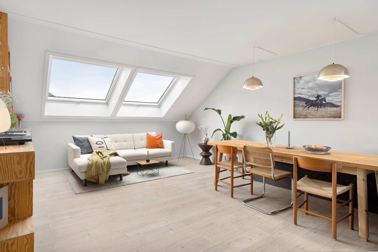 Leiligheten har en koselig loftsfølelse, med skråtak og store vindusflater i begge ender som slipper inn rikelig med naturlig lys. Himlingshøyde fra 1,17 m til 2,35 m. Galleribilde