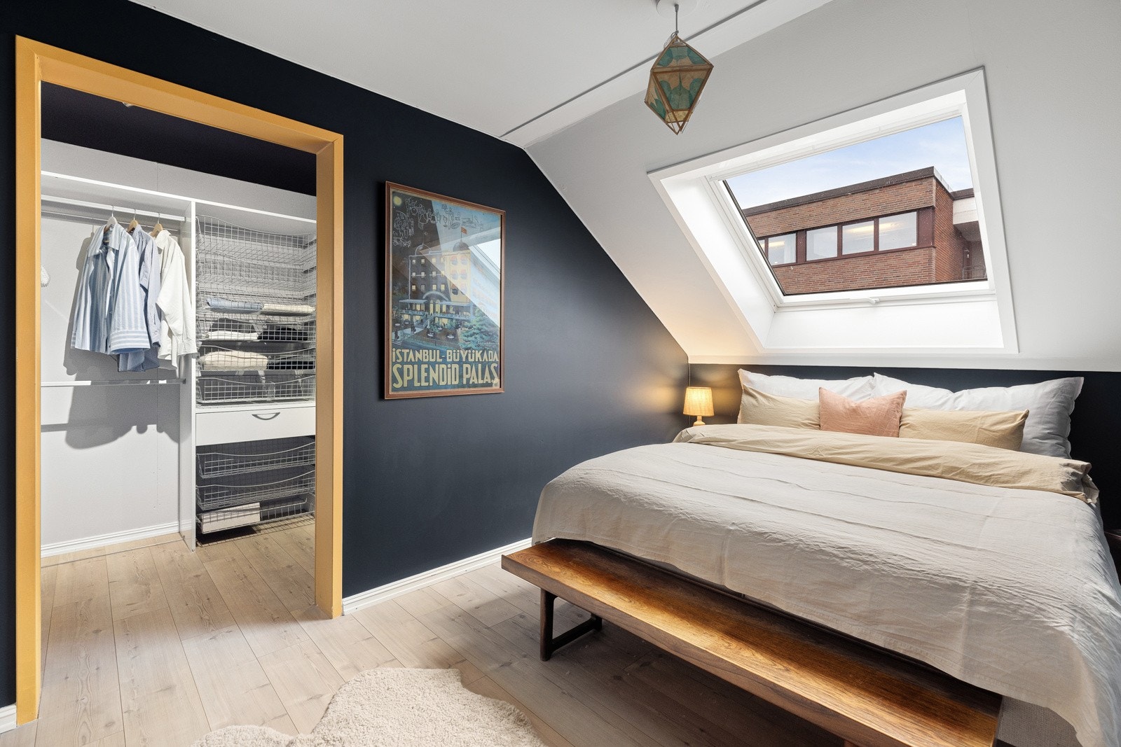 Fra soverommet er det inngang til omkledningsrom. Galleribilde