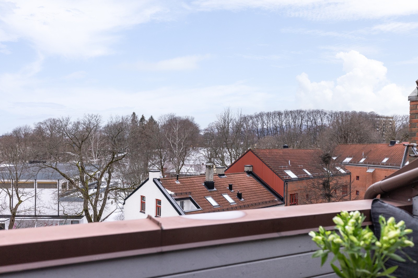 Her kan du nyte sol fra ca. kl. 12-13 til solnedgang hele sommeren. Galleribilde