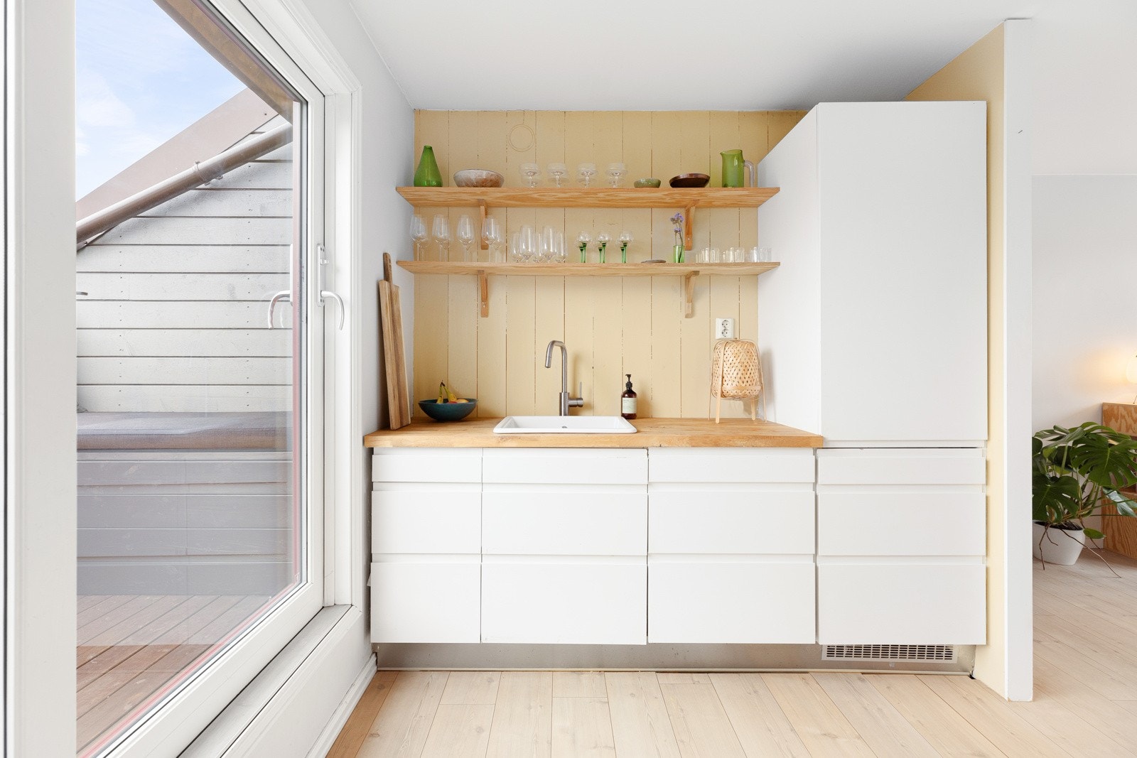 Kjøkkenet er praktisk og stilfullt med glatte fronter og heltre benkeplater med nedfelt kum. Galleribilde