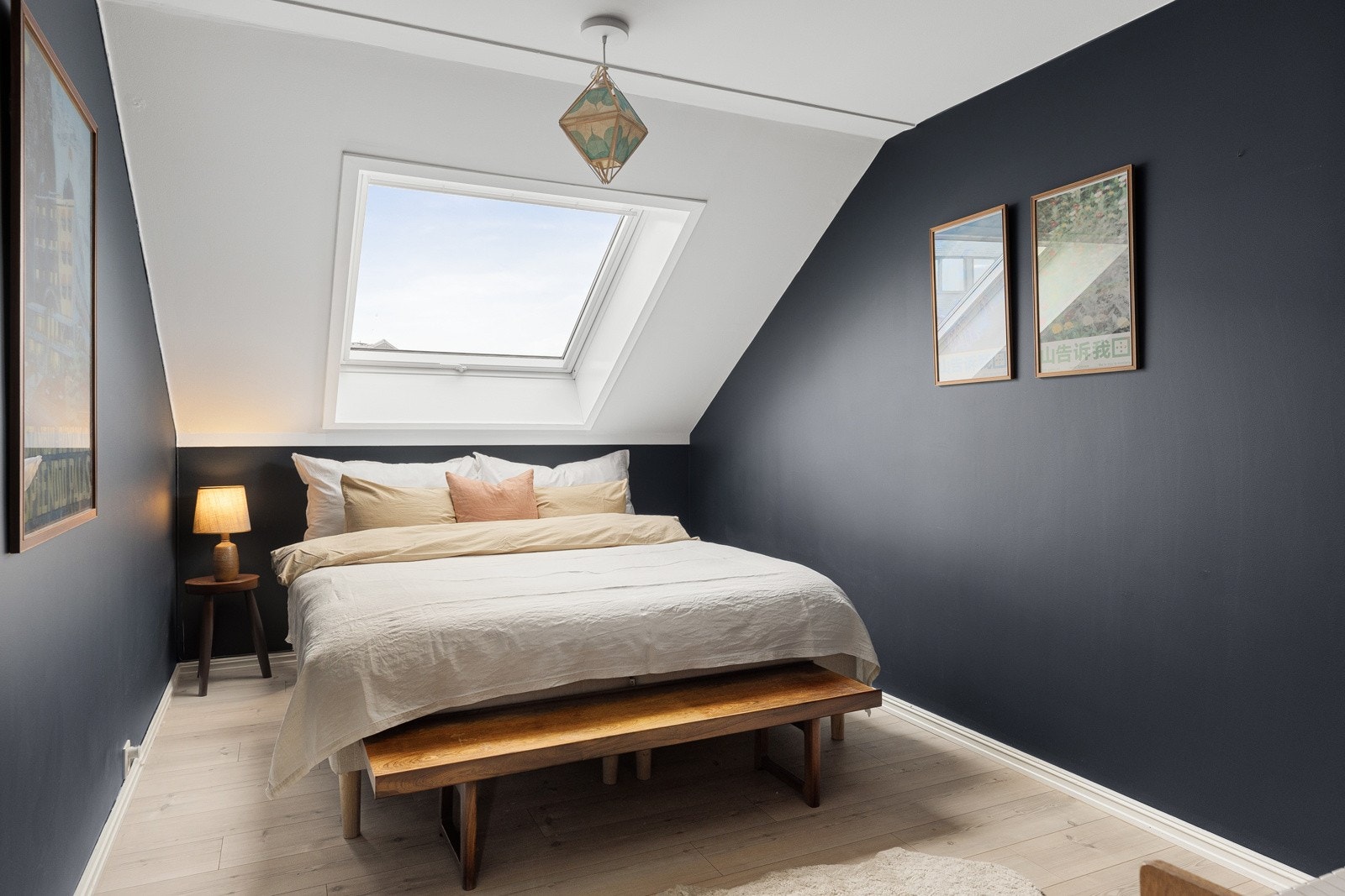 Soverommet er både romslig og stilrent, med plass til dobbeltseng, nattbord og annet ønsket møblement. Galleribilde