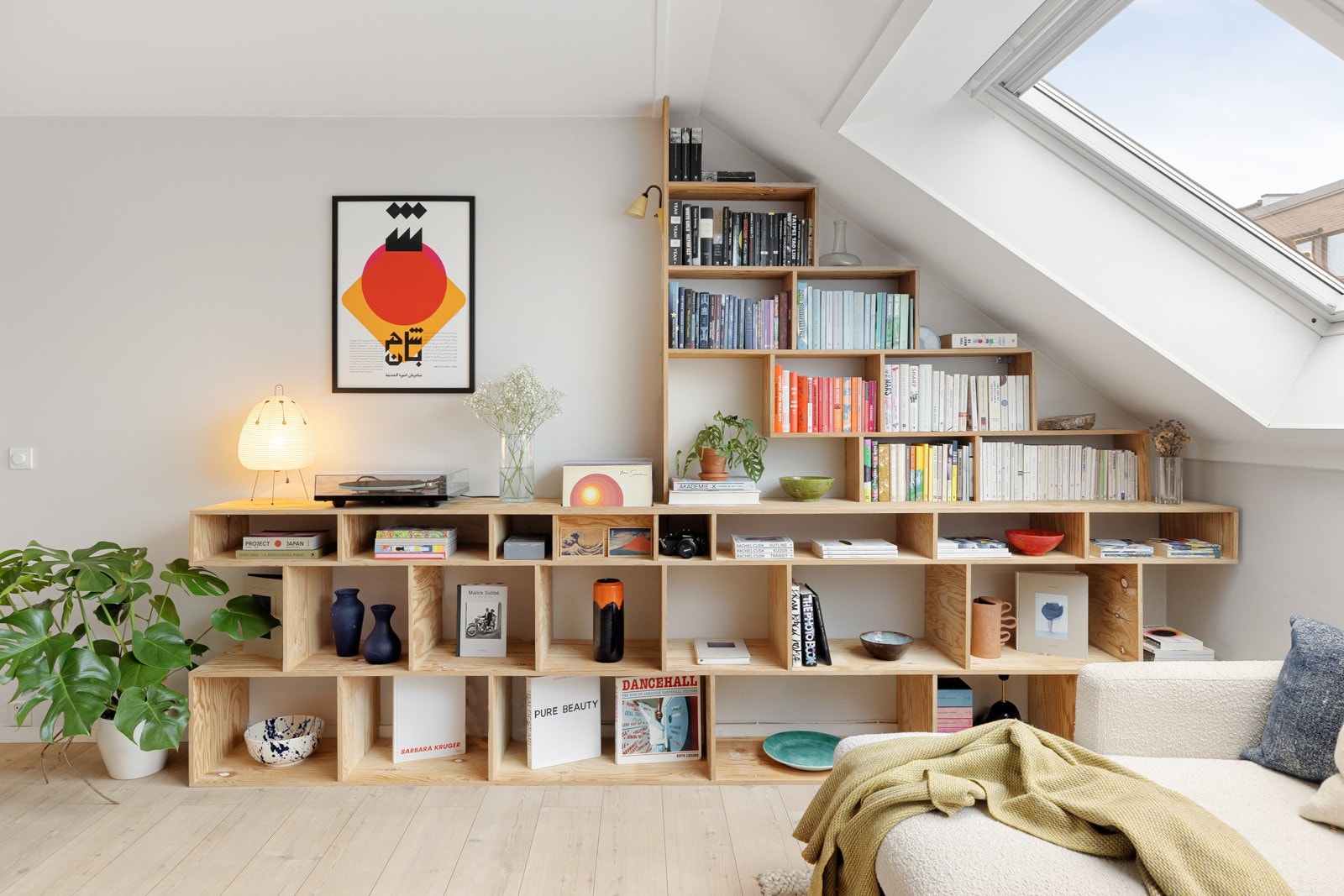 Den plassbygde bokhyllen (medfølger) gir rommet ekstra karakter. Galleribilde