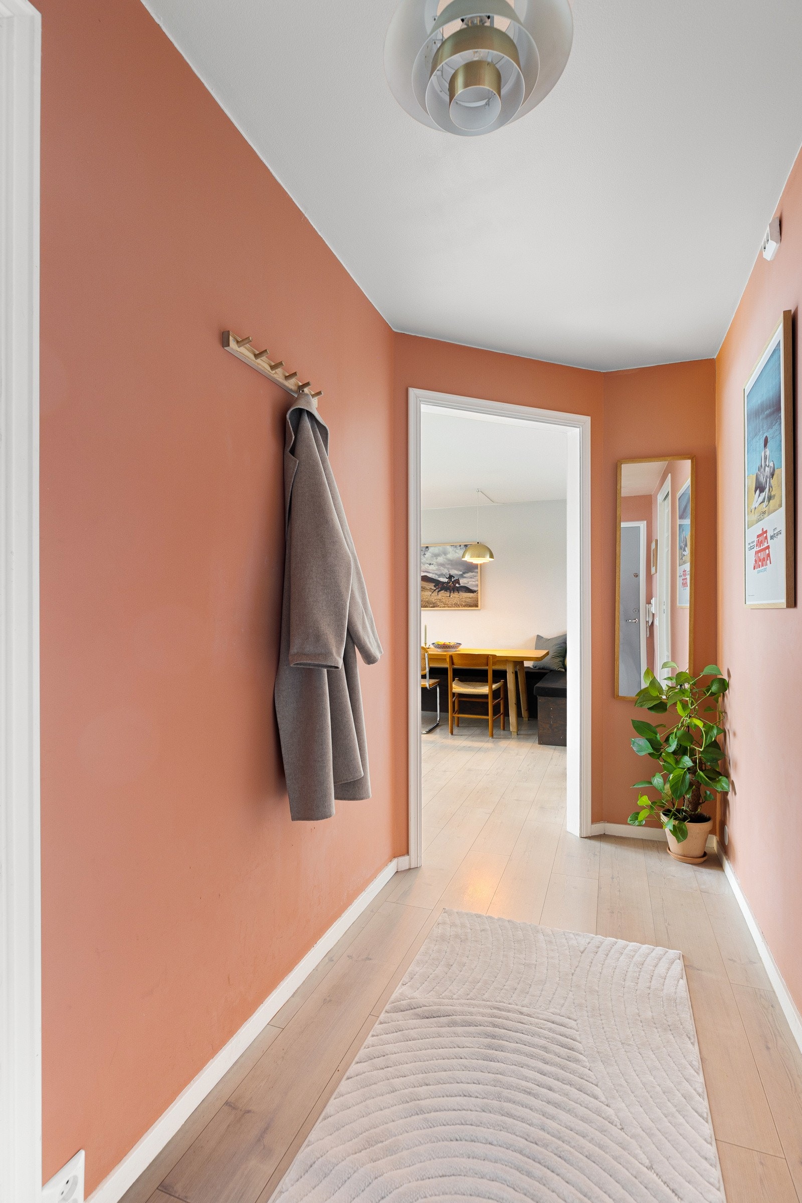 Entreéns utforming gjør at du praktisk kan innrede med en både garderobeløsning, skohylle og stumtjener - alt du trenger for en ryddig og organisert hverdag. Galleribilde