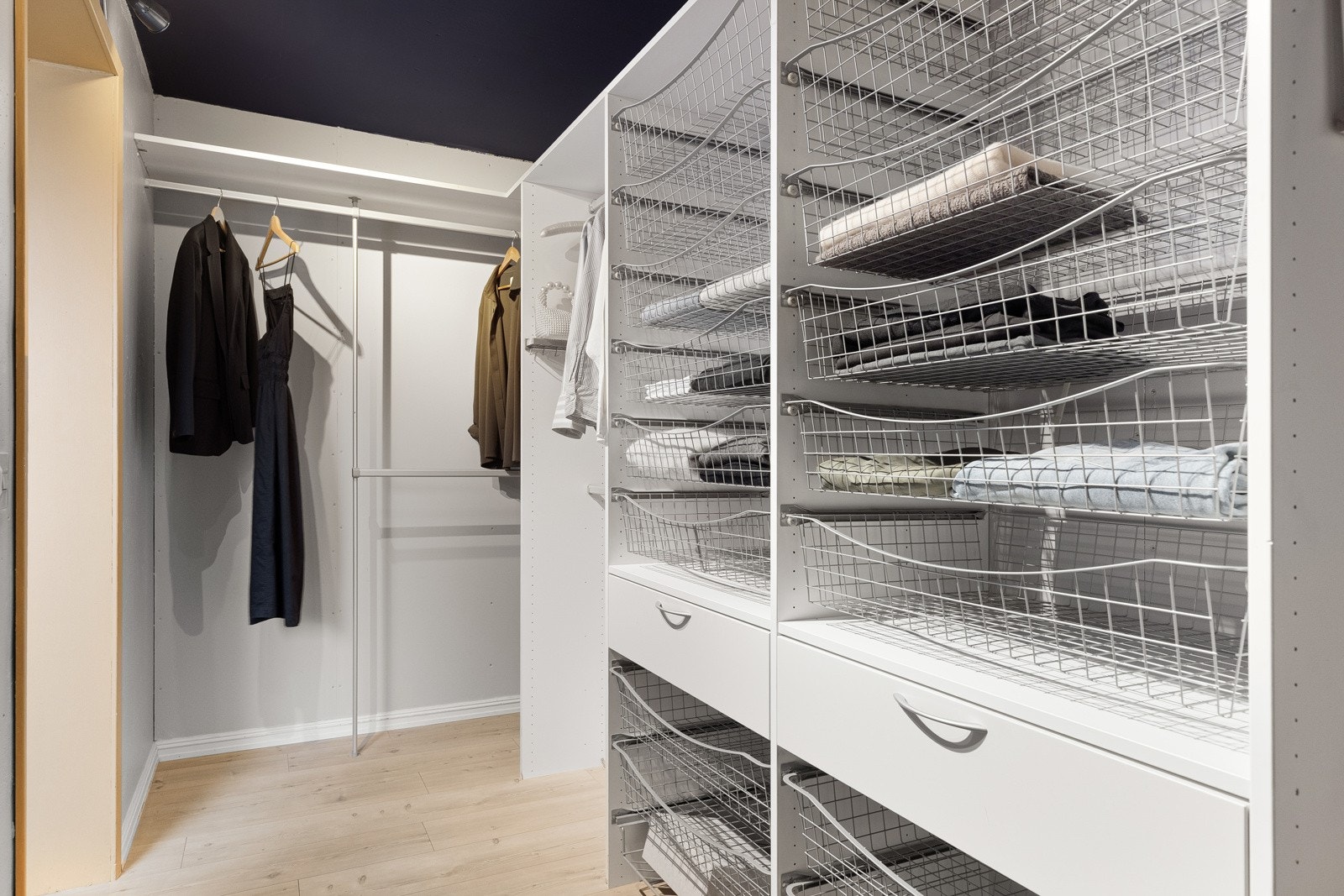 Omkledningsrommet er romslig og byr på rikelig med oppbevaringsplass. Galleribilde