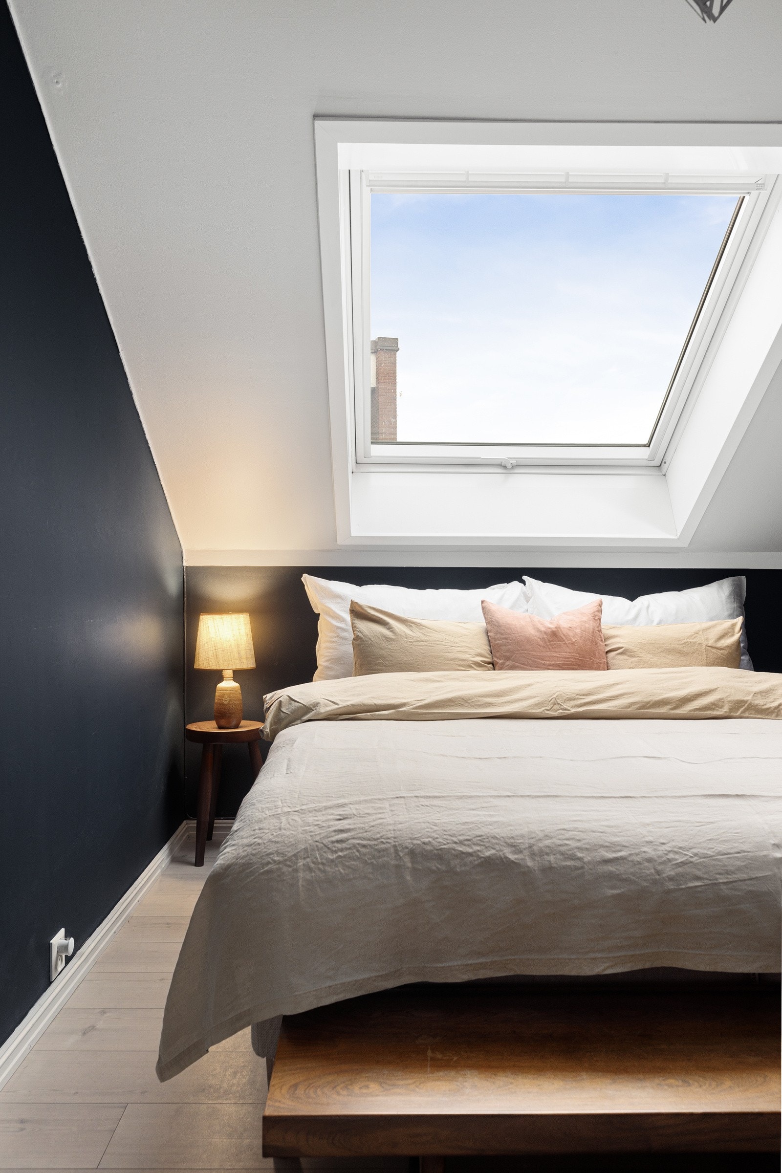 Et stort overlysvindu slipper inn naturlig lys og gir rommet en lys og luftig atmosfære. Galleribilde