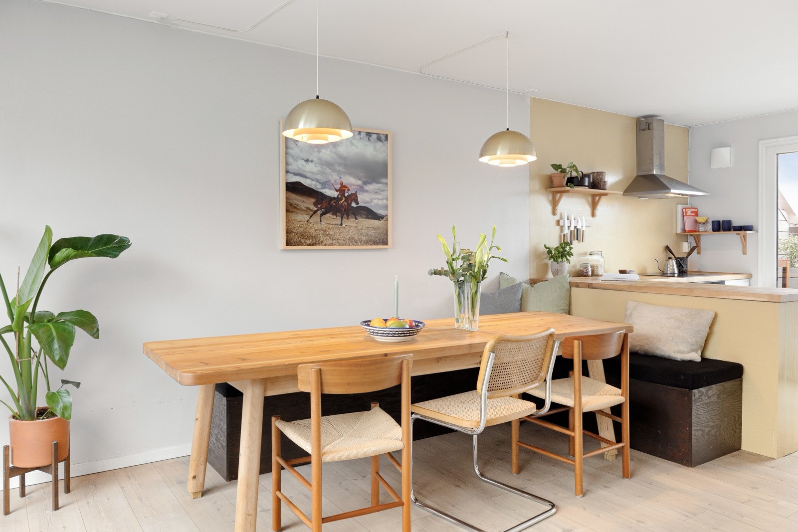 Hvis ønskelig kan de plassbygde benkene med spesialsydde puter også medfølge. Galleribilde