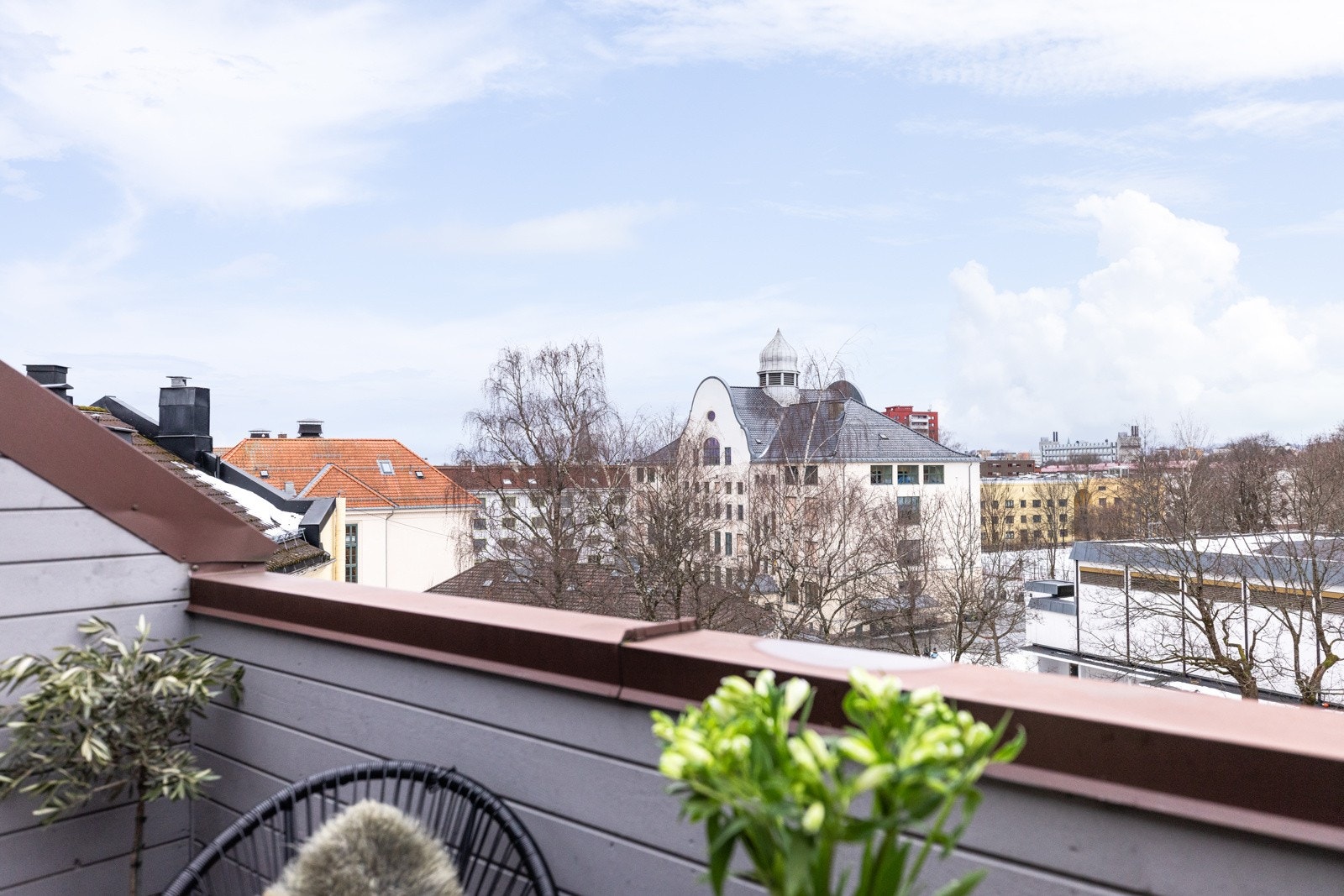 Fra balkongen har man utsikt over grøntområdene og tretoppene, som gir en fredfull og avskjermet atmosfære. Galleribilde