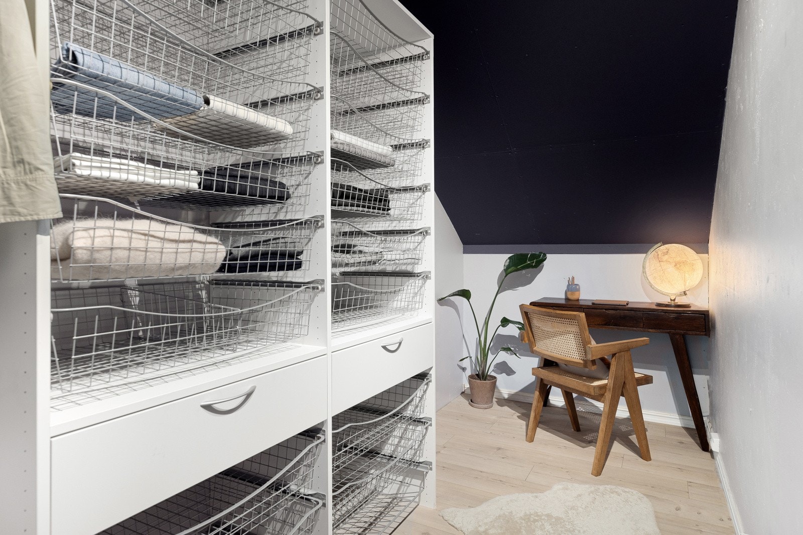 Her kan du oppbevare klær og personlige eiendeler på en praktisk måte, og det er i tillegg god plass i kjellerboden. Galleribilde