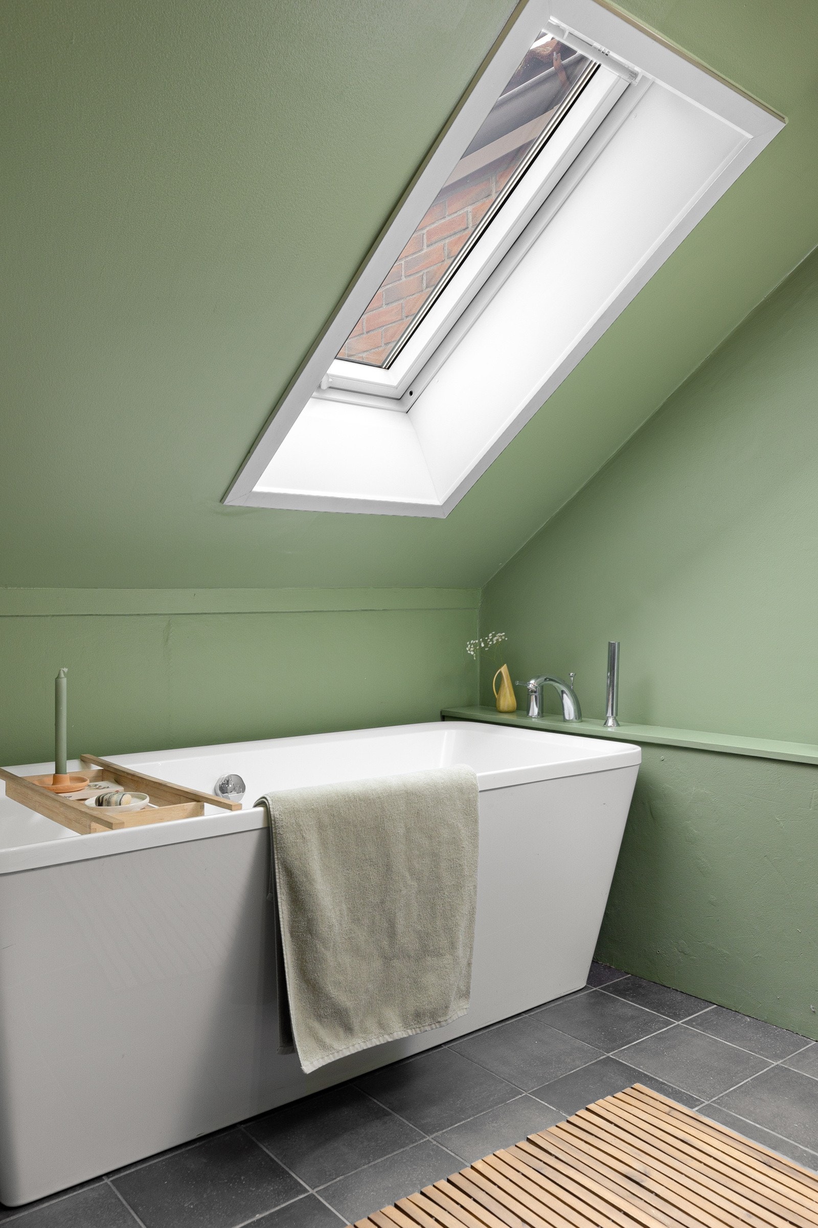 Badekaret er plassert under et takvindu, som gir deg muligheten til å nyte stjernehimmelen mens du slapper av i vannet. Galleribilde