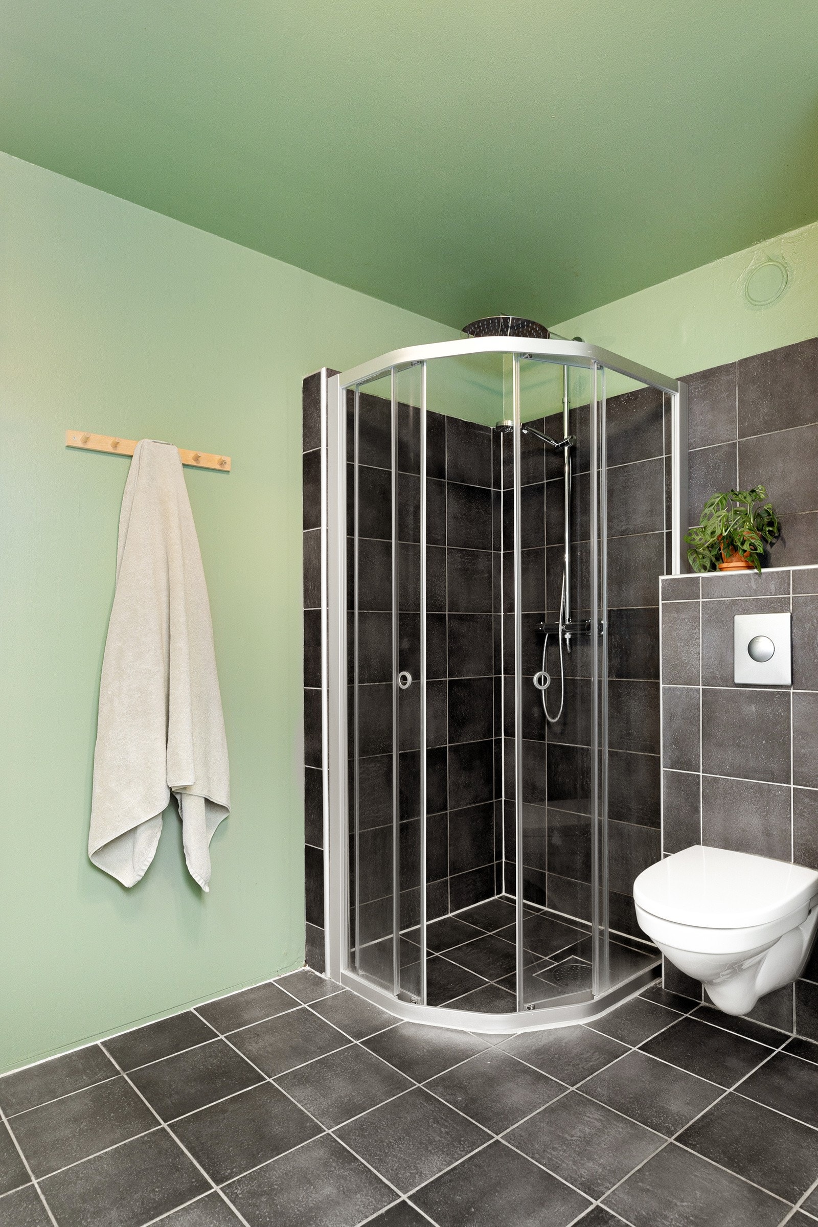 I dusjsonen er det flislagt på gulv og vegger. Galleribilde