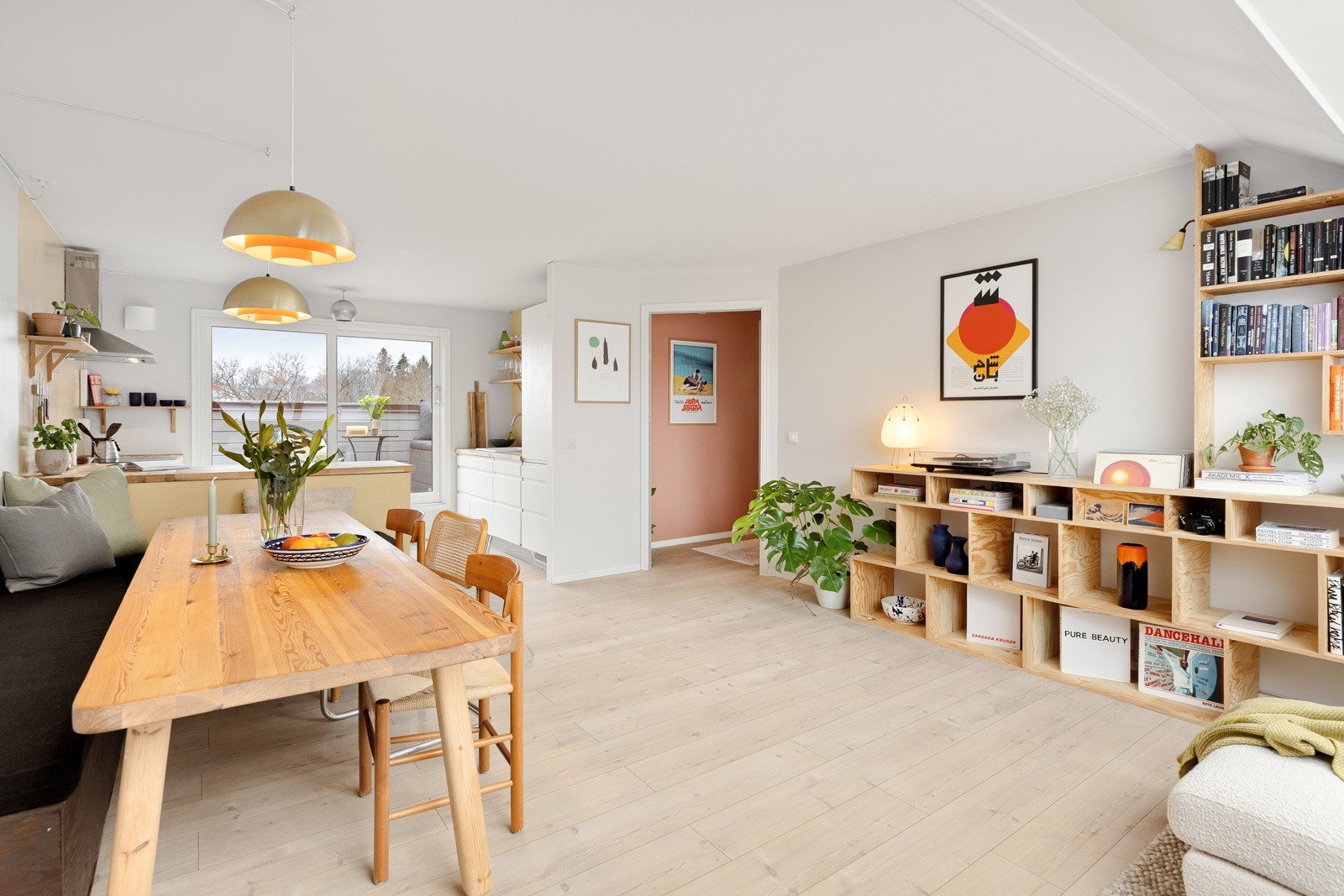 Stuen har plass til både sofagruppe og et langt spisebord. Galleribilde