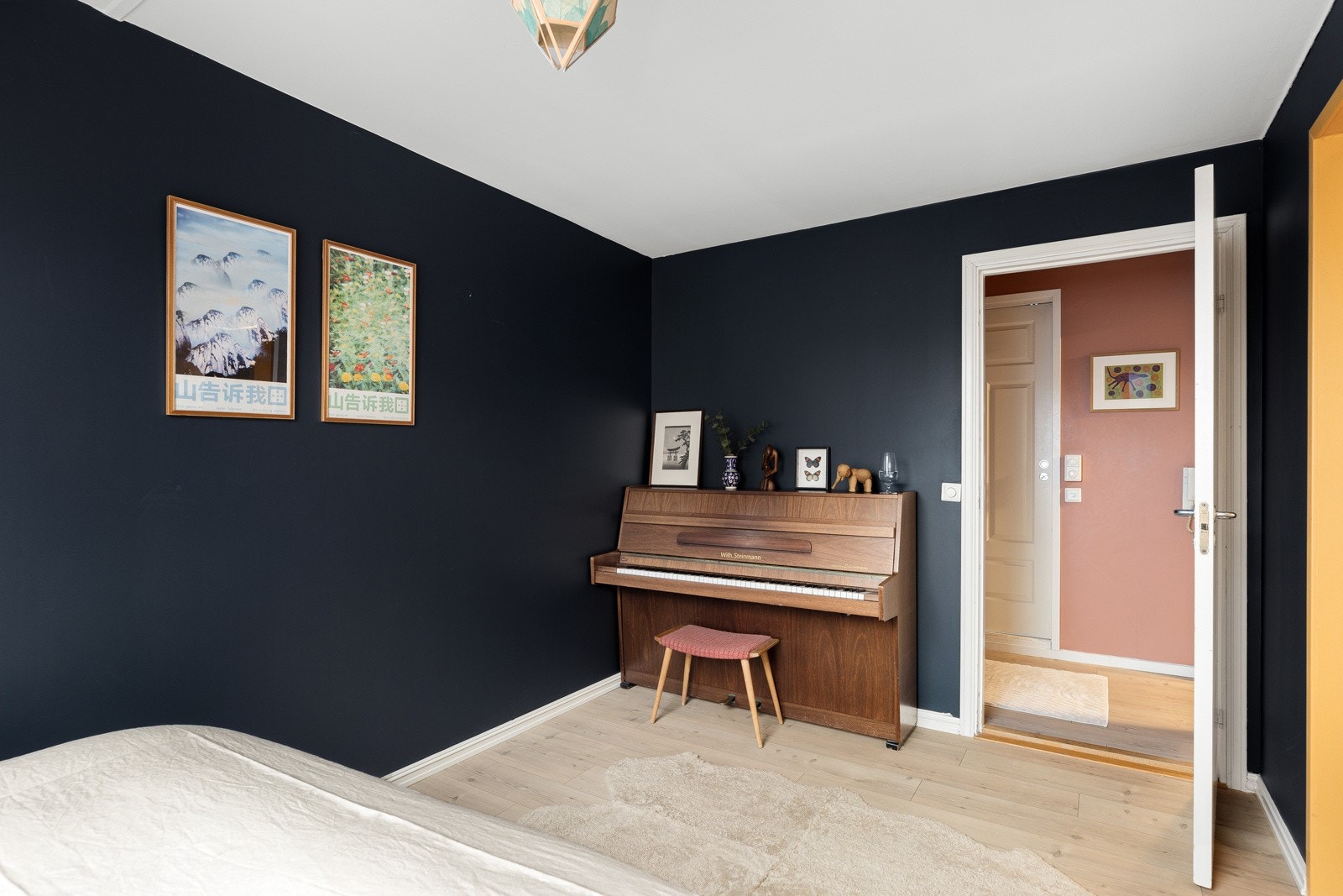 Veggene er nymalte (2024) i moderne fargevalg som gir rommet et friskt og tidløst preg. Galleribilde