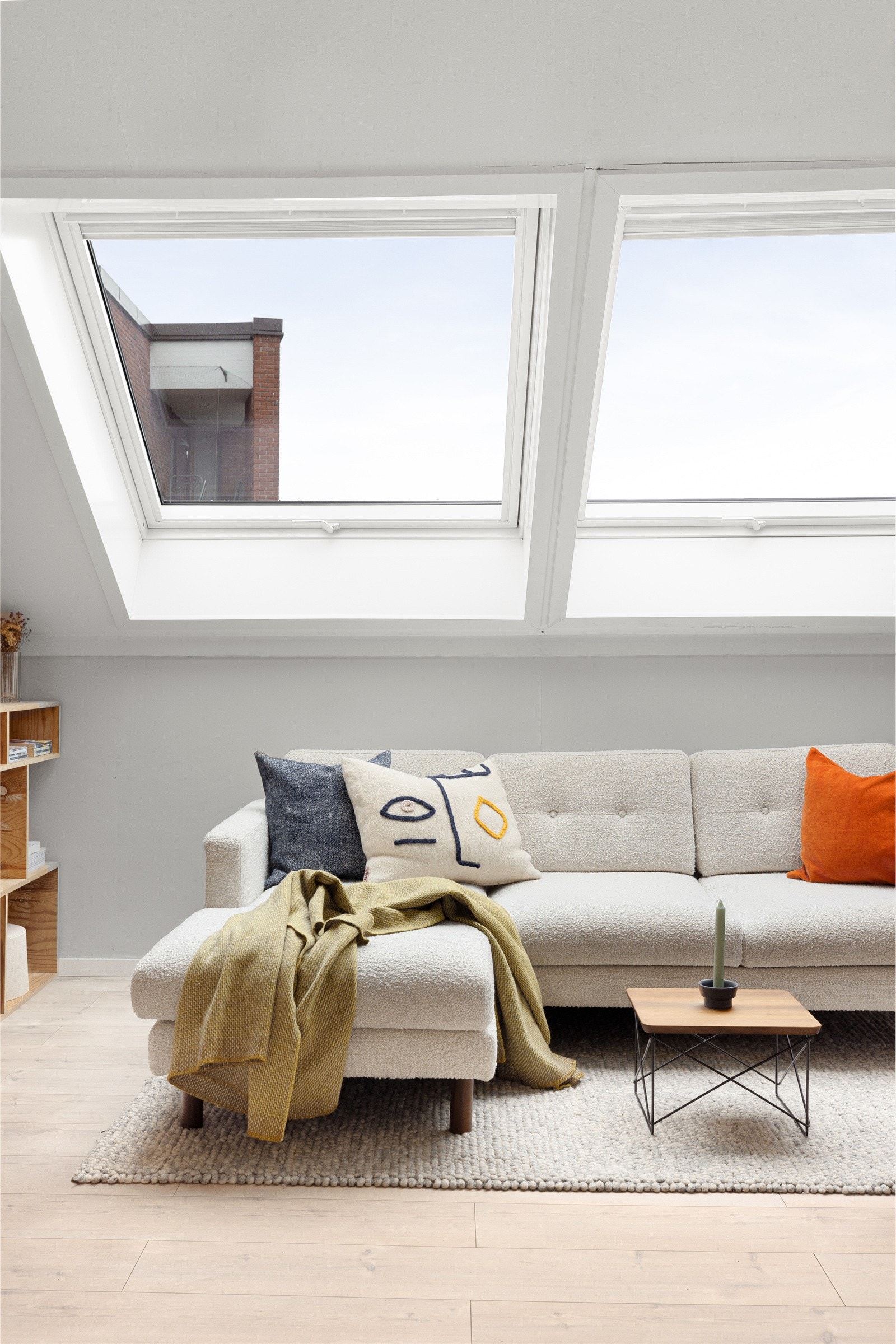 Skråvinduene får leiligheten et unikt lysforhold, fra morgensolen i øst til et varmt kveldslys fra vest. Galleribilde