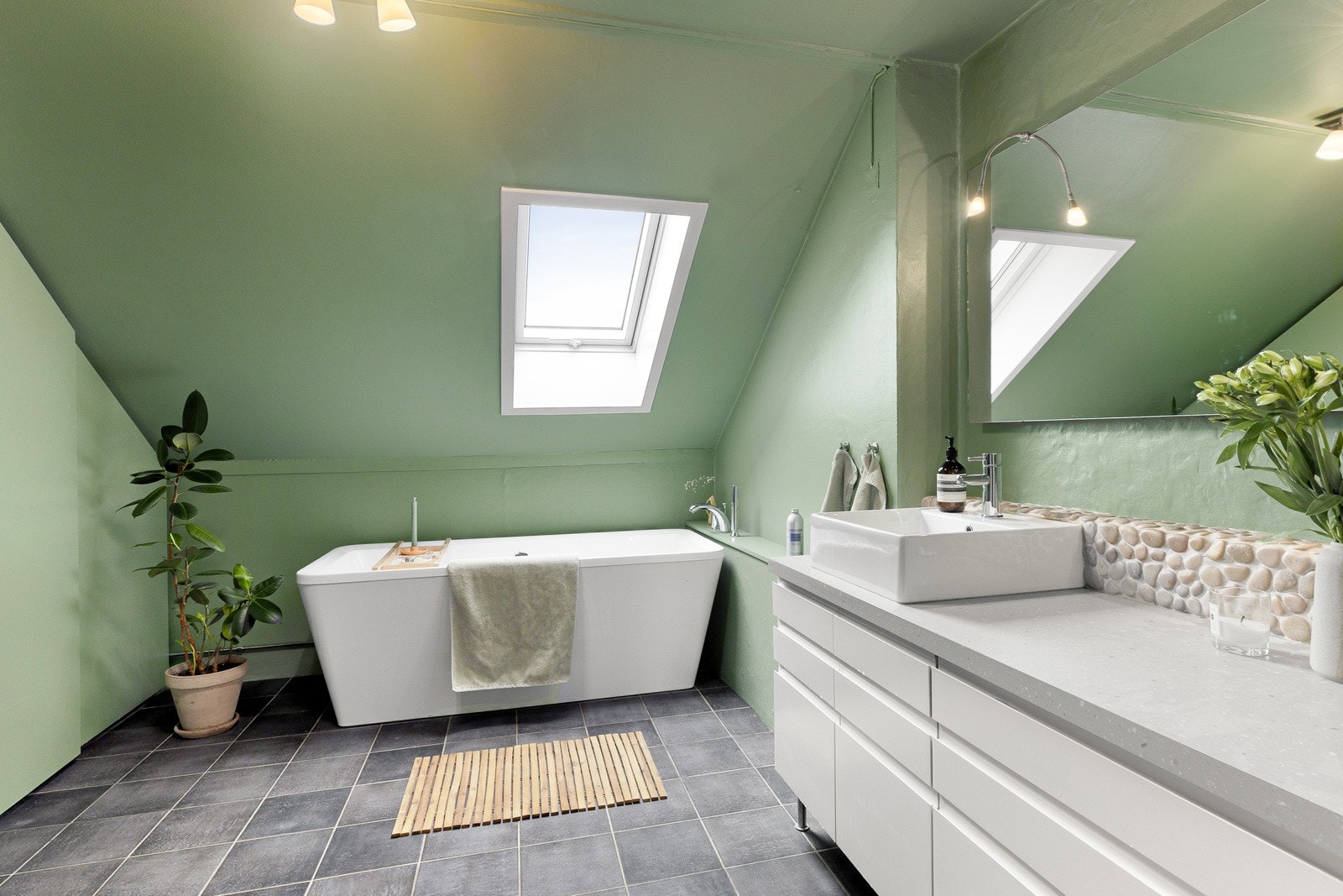 Her er det flislagt gulv med varme, samt malte overflater og himling som gir et rent og moderne inntrykk. Galleribilde