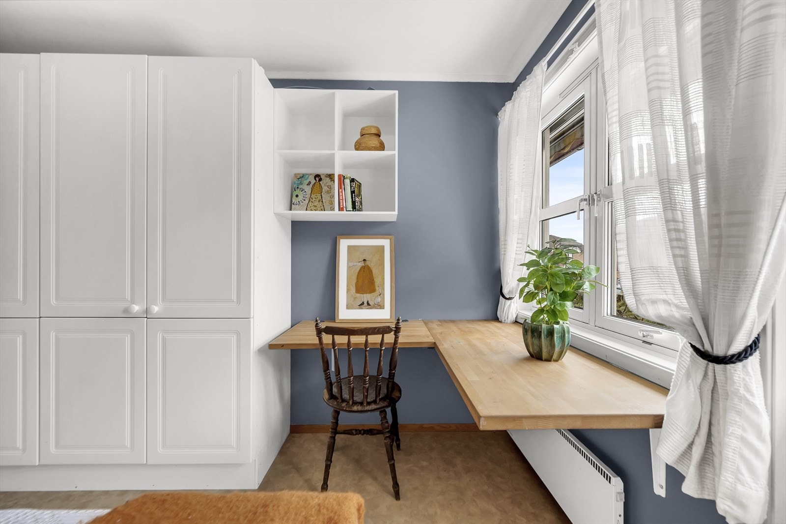 Romslig rom med plass til kontorplass om ønskelig Galleribilde