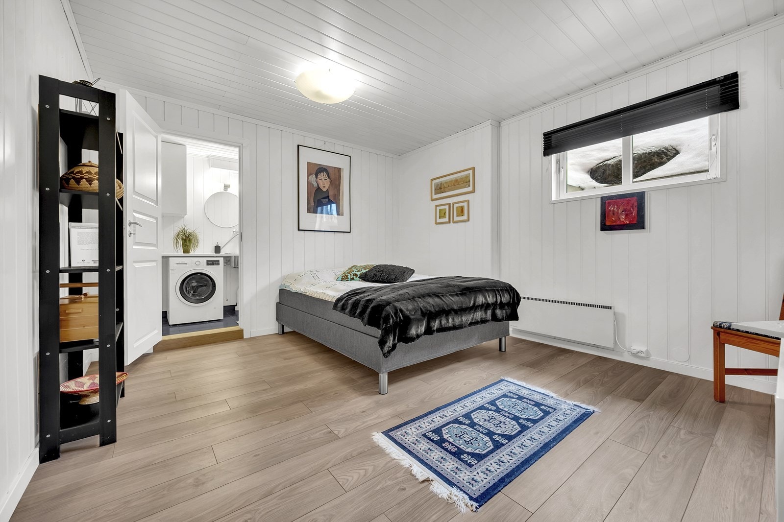 Underetasje er i dag innredet i to deler, hvor deler av etasjen benyttes som hoveddel og resterende av underetasje benyttes som hybeldel Galleribilde