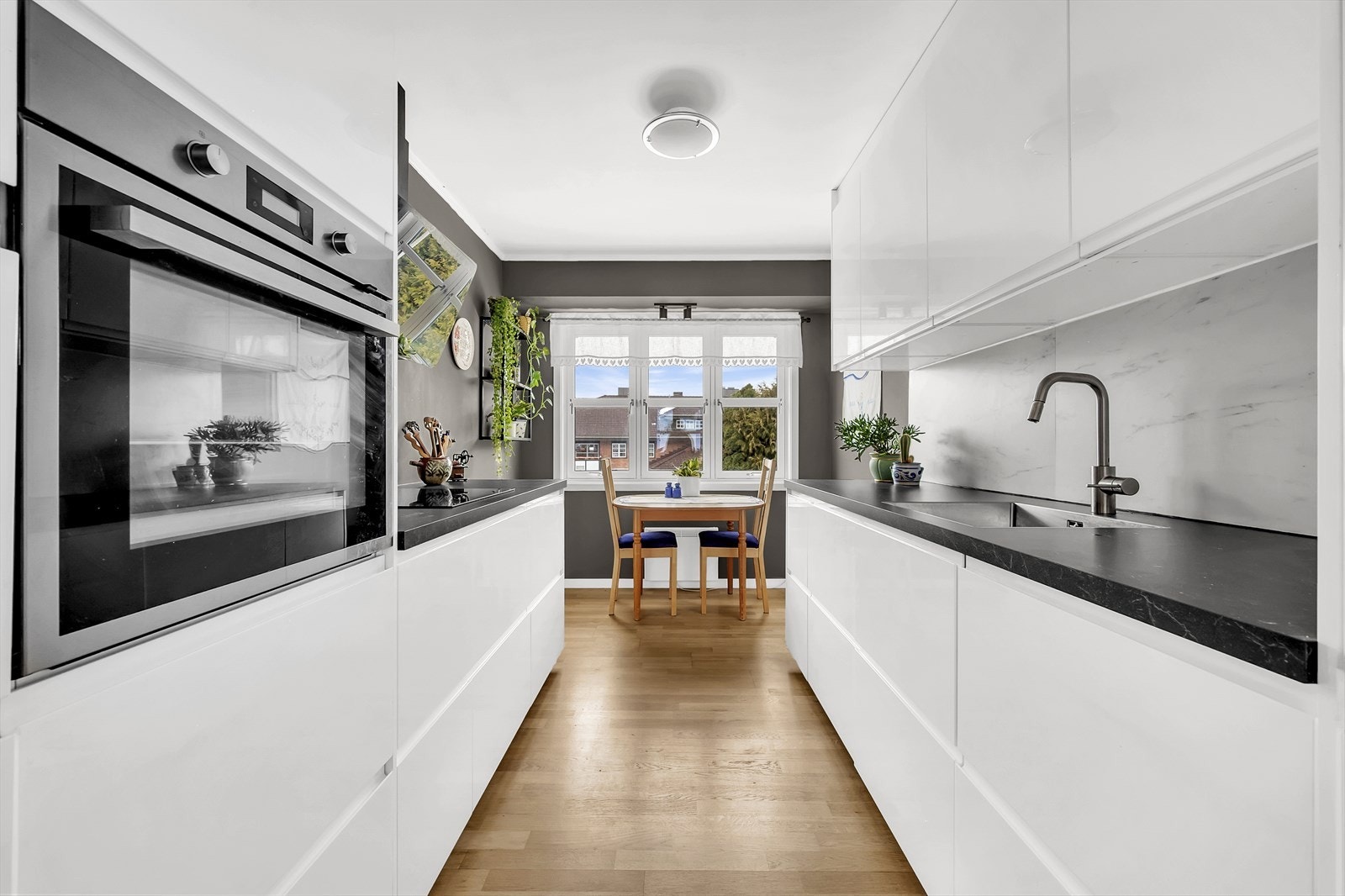 Lekkert og tidløst kjøkken fra 2022 med integrerte hvitevarer Galleribilde