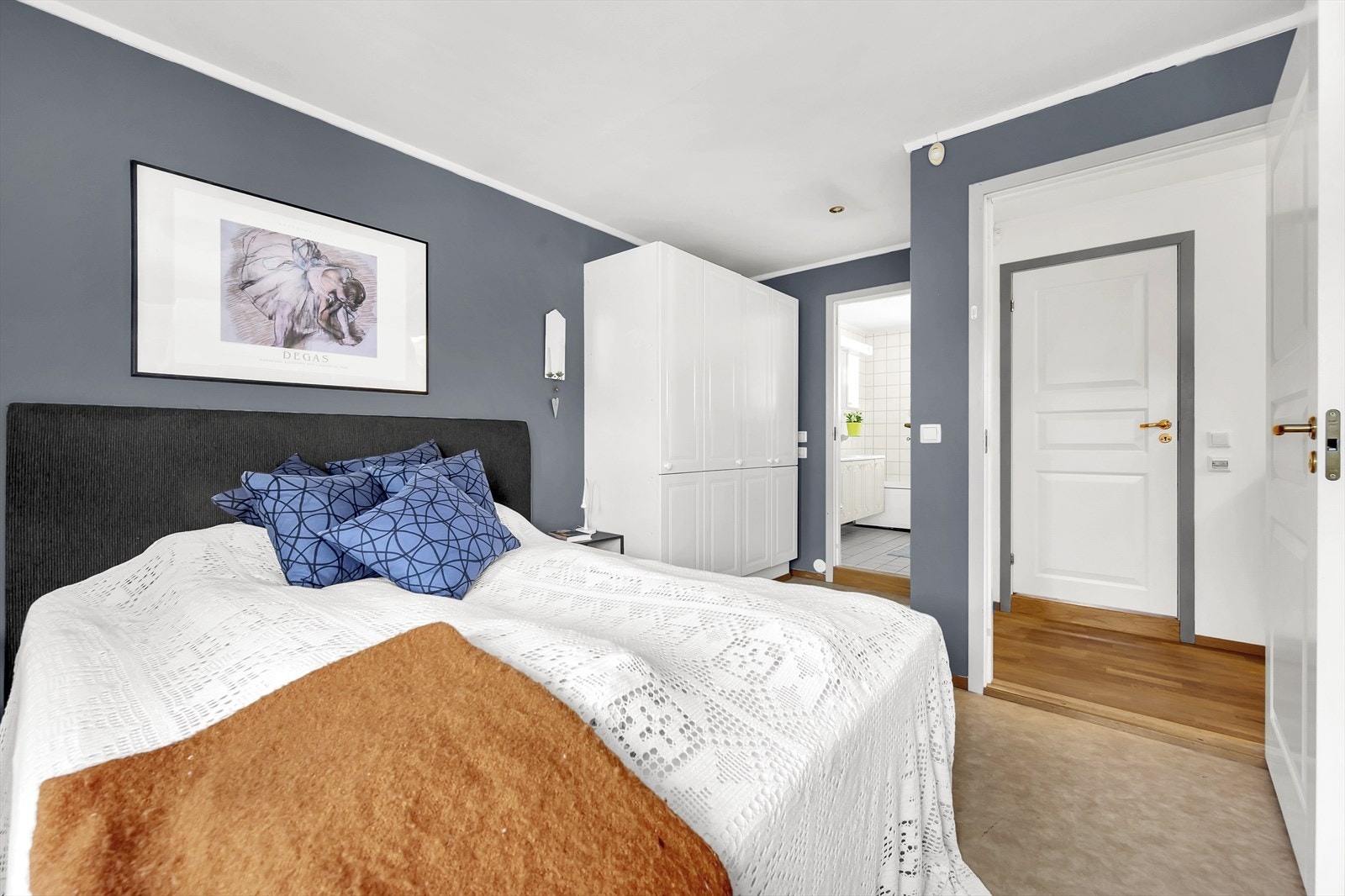 Hovedsoverommet er tilknyttet eget baderom Galleribilde