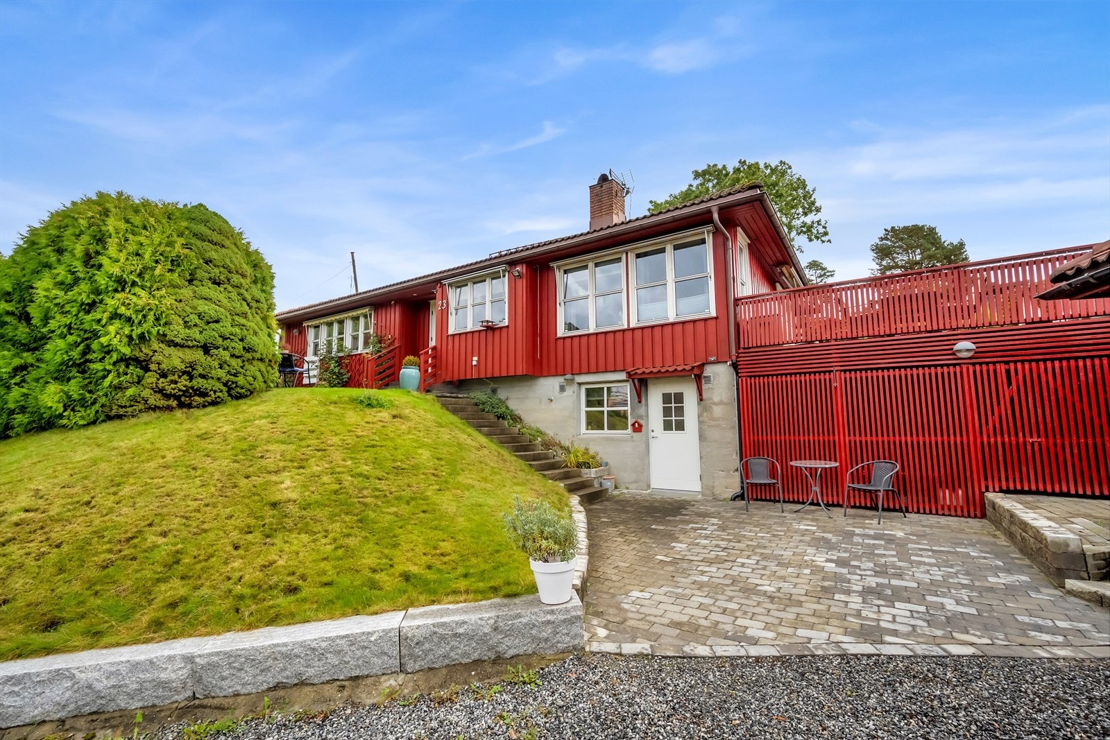 Flott enebolig med grønn og frodig hage Galleribilde