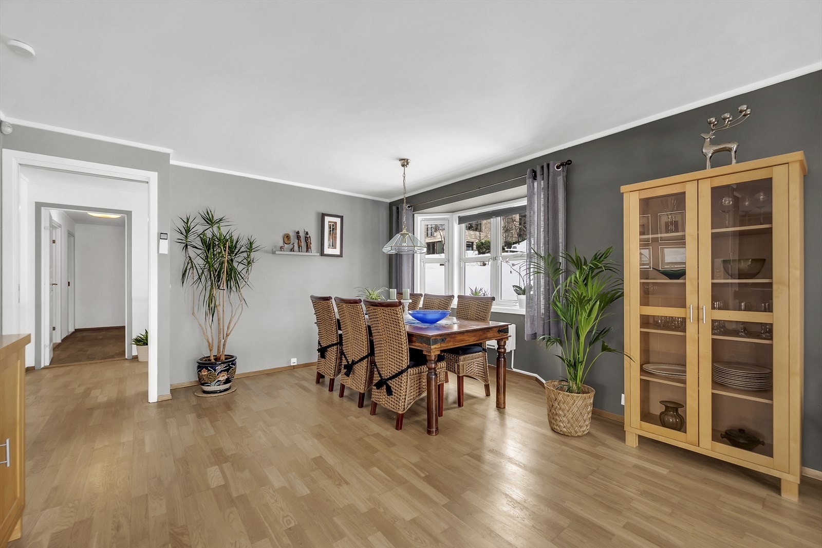 Fin plass til stor spisegruppe. Varmepumpe under vindu bak spisegruppe Galleribilde