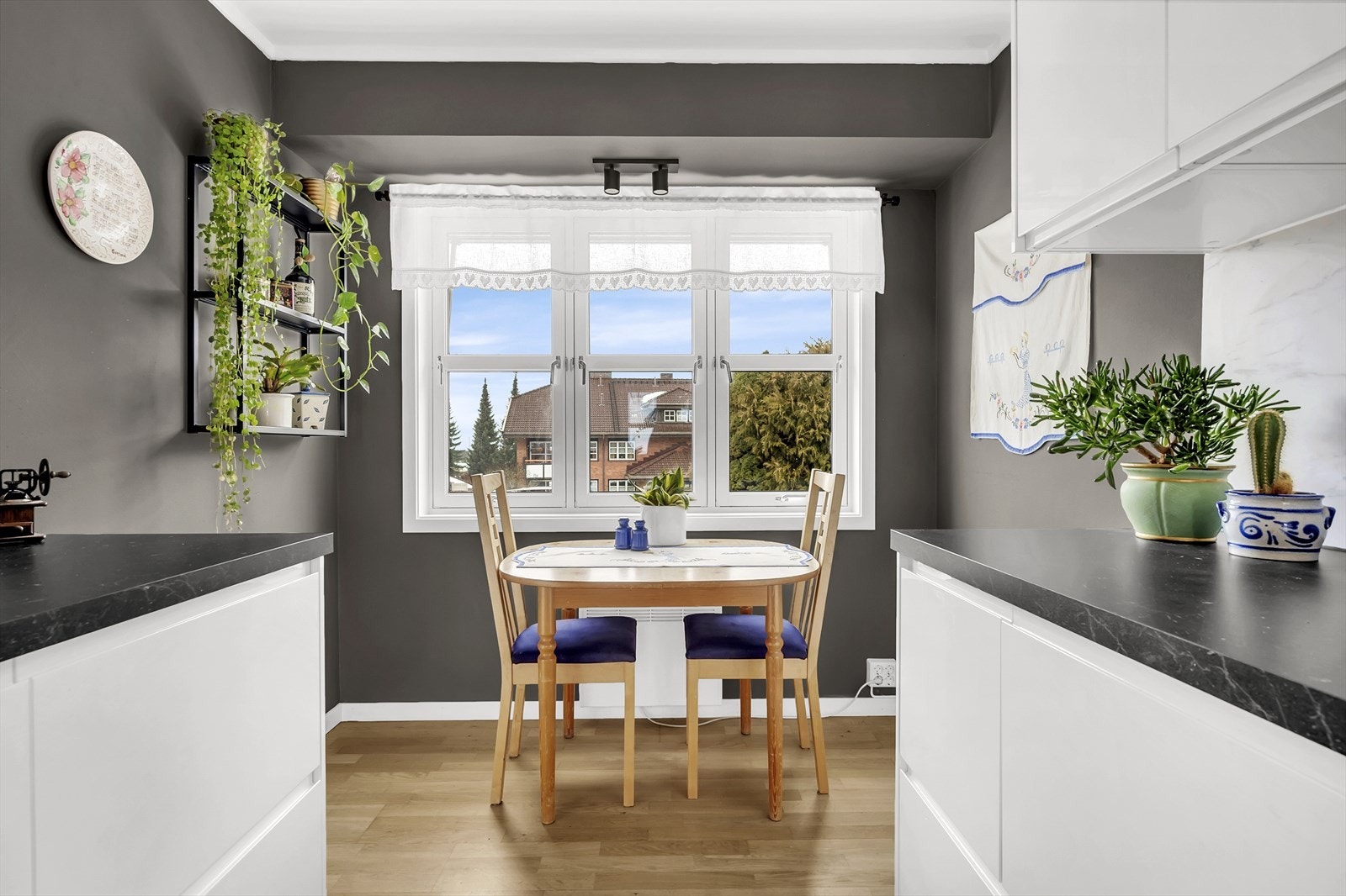 Fin plass til en sittegruppe på kjøkkenet Galleribilde