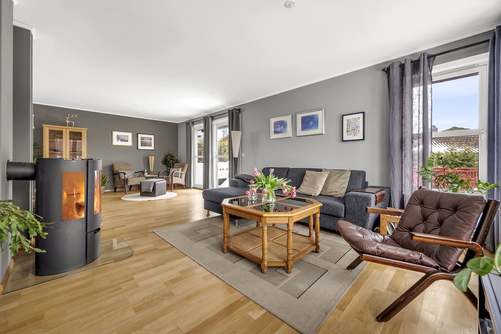 Peis i stue gir en lun og hyggelig atmosfære Galleribilde