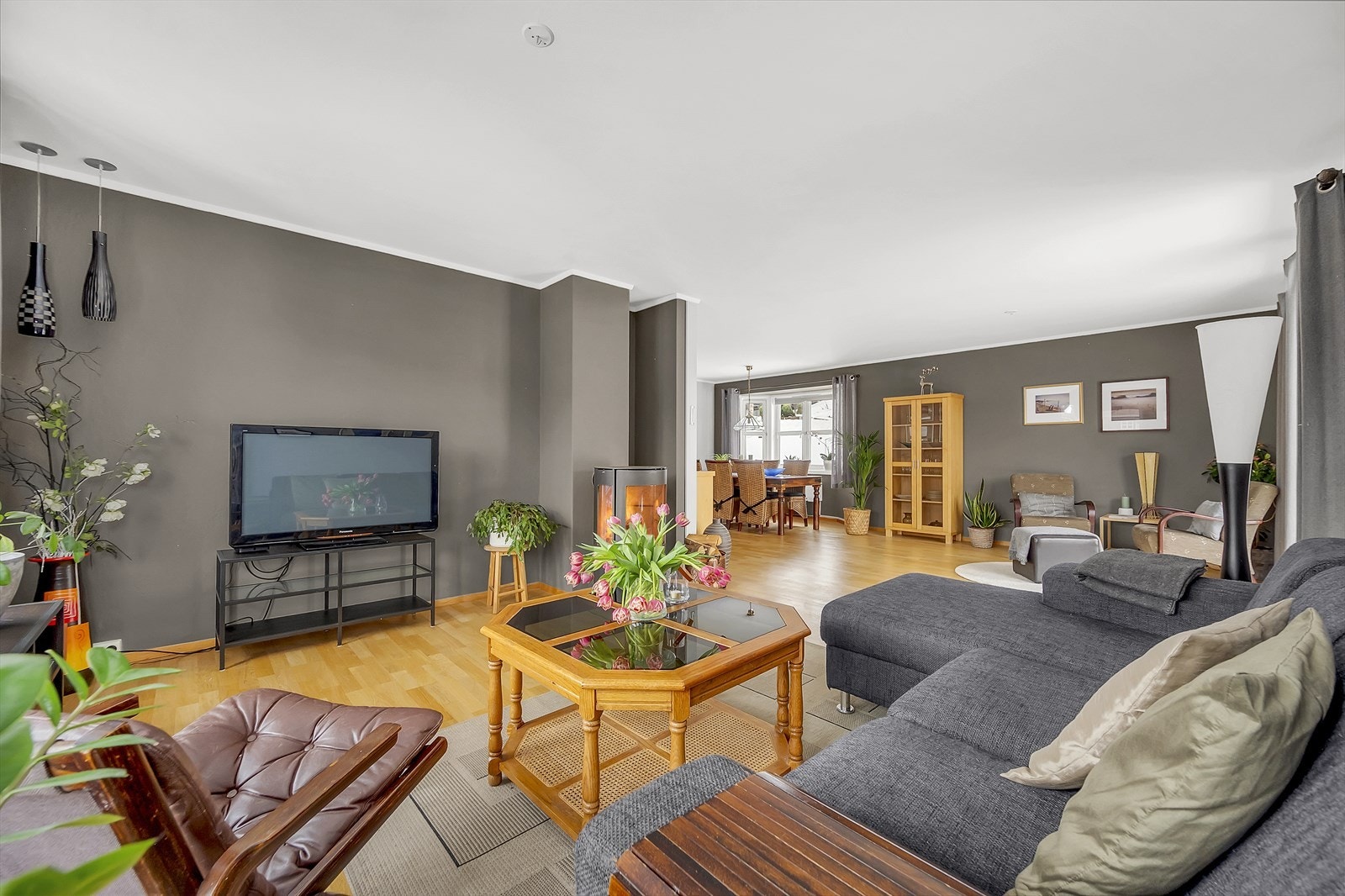 God plass til sofagruppe, tv-seksjon og tilhørende møblement Galleribilde