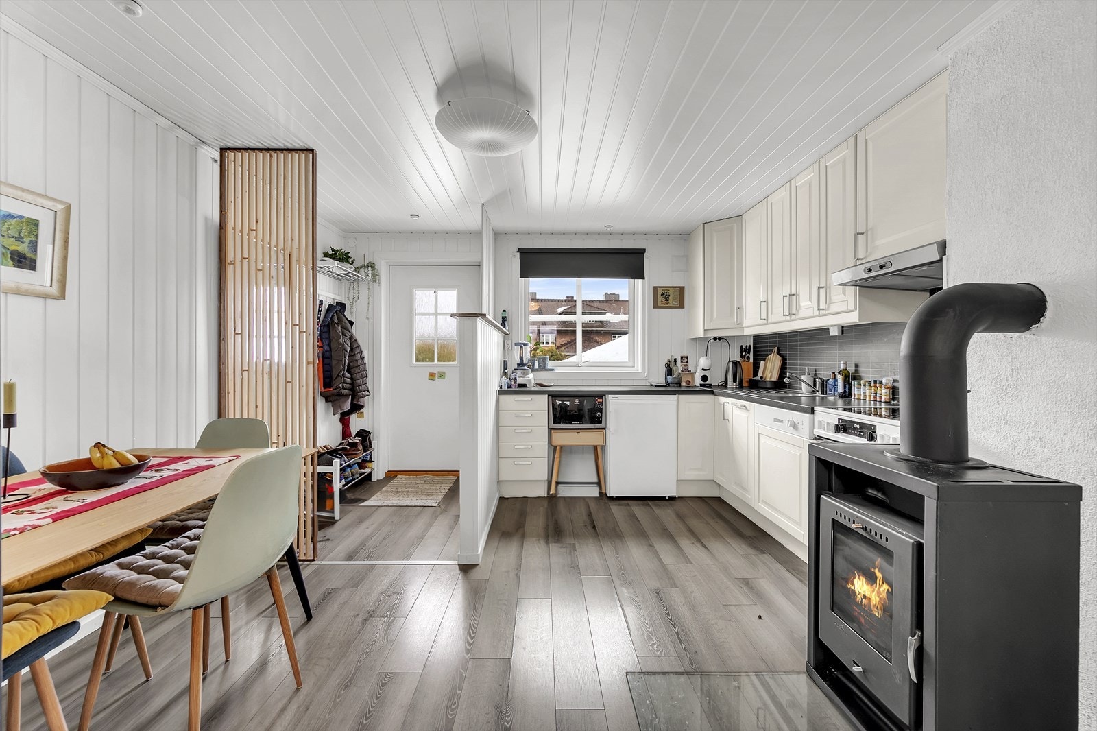 Dagens planløsning består av egen hybeldel. Det er ikke etablert en selvstendig boenhet, men dagens eier har valg å dele opp underetasjen etter eget bruk Galleribilde