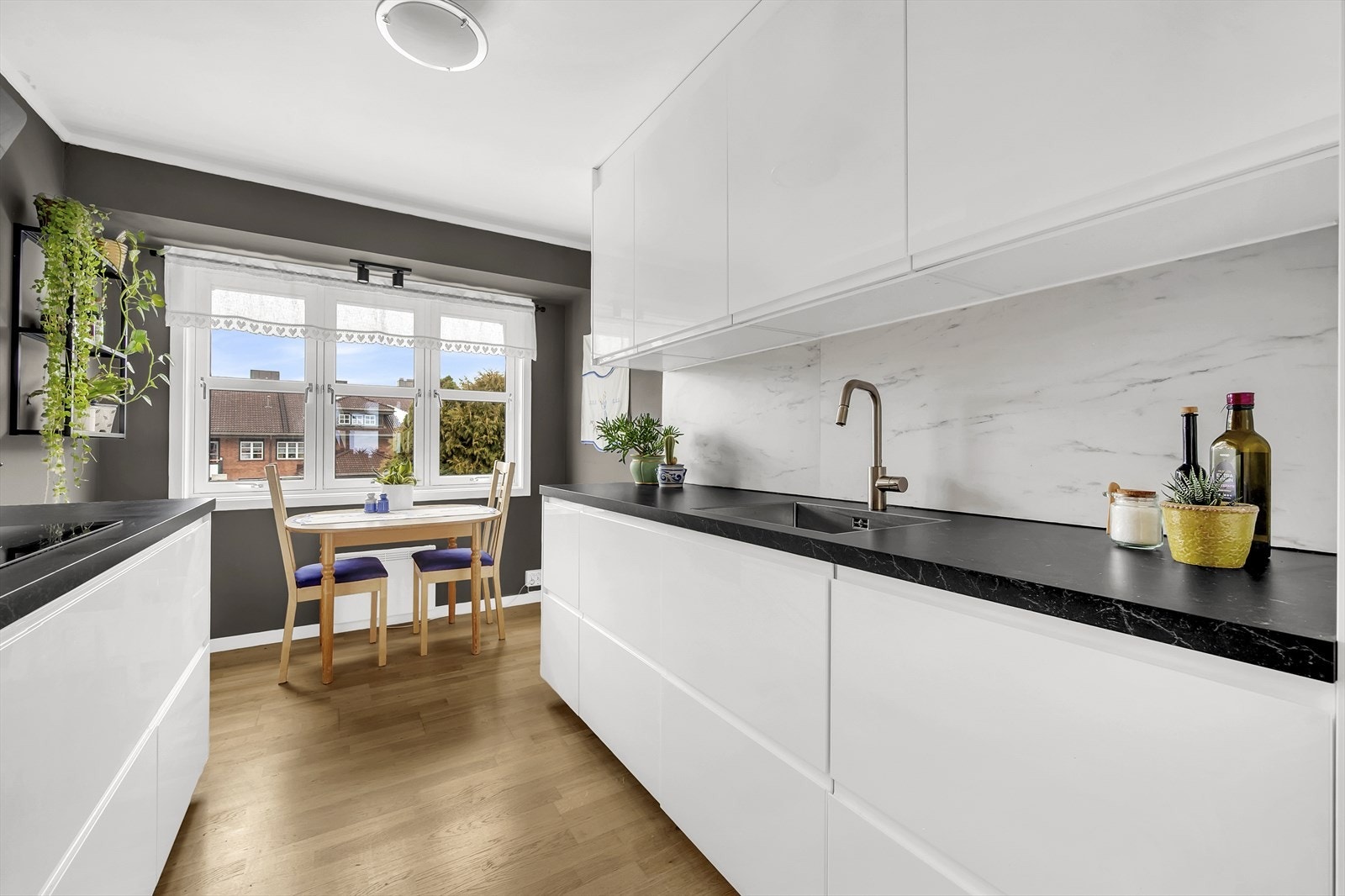 Det er godt med oppbevaringsplass i over- og underskap Galleribilde